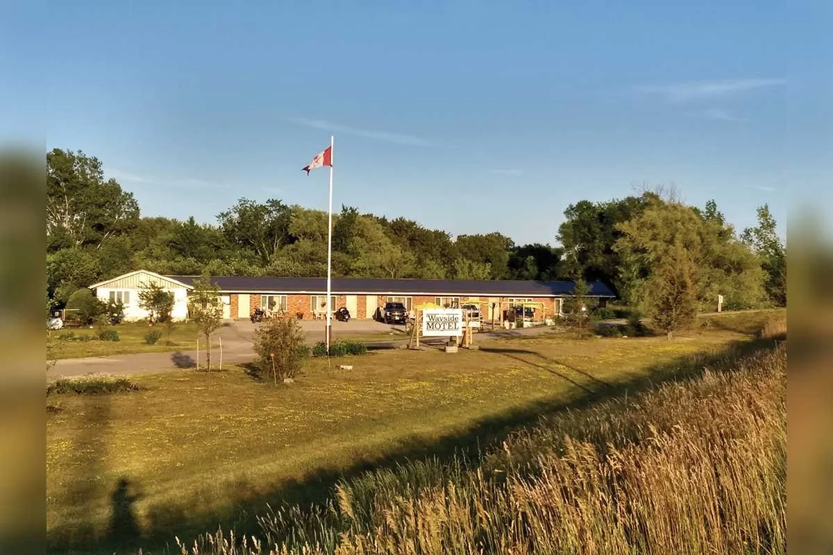 Wayside motel (m) –You are warmly invited to our little independently owned and refreshingly unconventional motel. We are located at the gateway to the historic and vibrant town of Manitowaning at the intersection of Highway 6 and Queen Street and ar