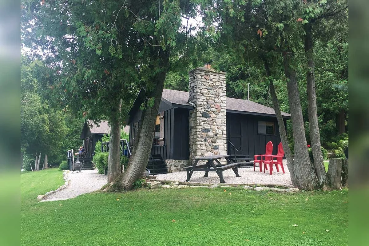 TURTLE CREEK (HK) –  With 1400 feet of waterfront on beautiful Lake Manitou, enjoy a true break from modern society. Make a connection with nature – no TV, no Wi-Fi. Six private, rustic, quality cottages are waiting to become your home for a peaceful