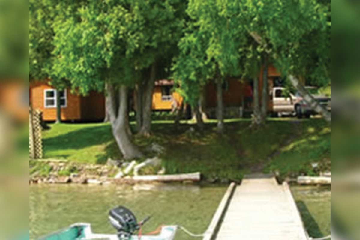 CEDAR GROVE COTTAGES (HK) – We welcome both families and anglers and offer quality accommodations at an affordable price. We are a series of modern fully equipped 2–3-bedroom lakefront cottages nestled in the cedars on the picturesque shores of Lake 