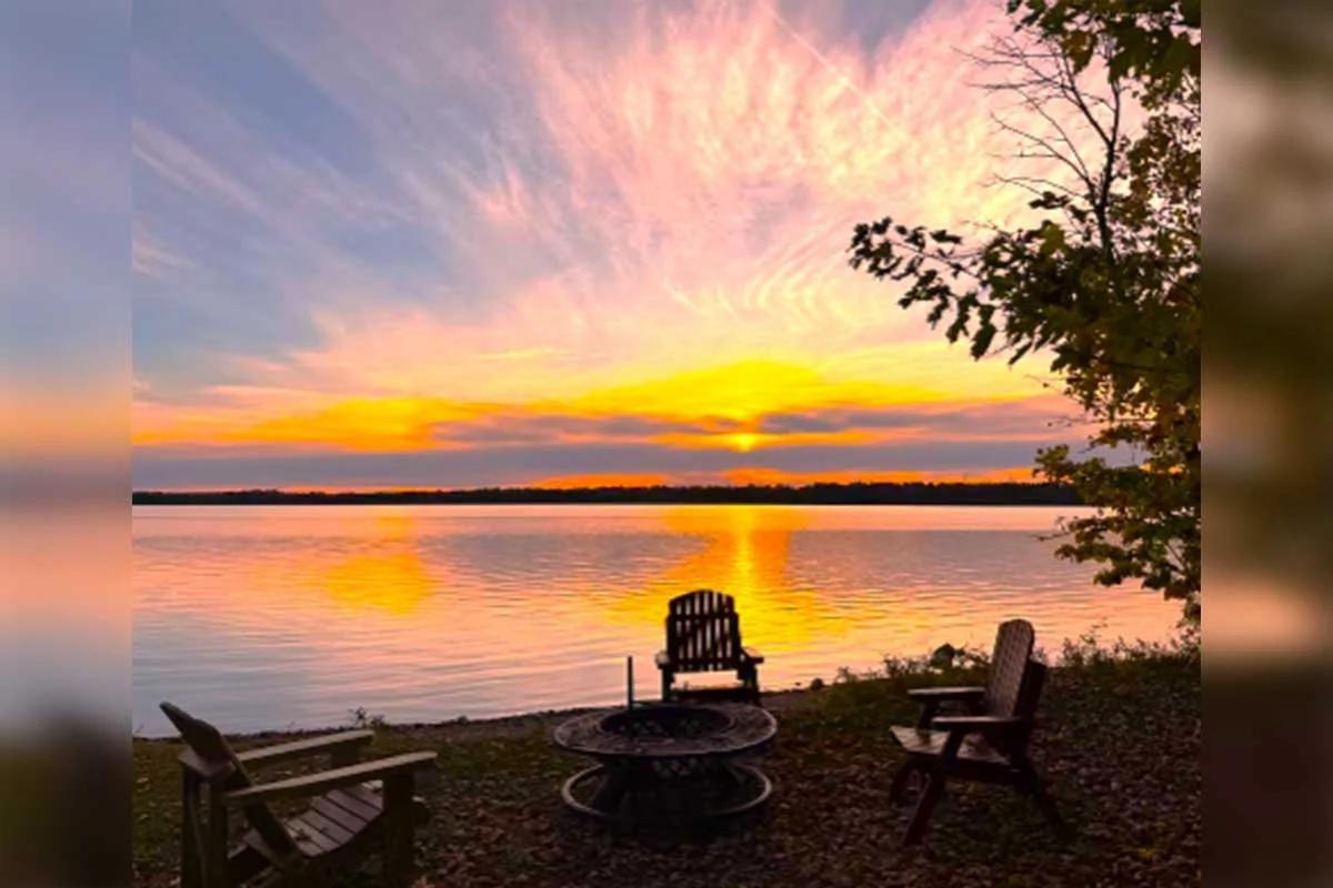 LAKE KAGAWONG FAMILY CABINS (HK) – Are you looking for a serene and picturesque location to unwind with your loved ones? Look no further! We are excited to introduce you to Lake Kagawong Family Cabins, your ideal destination for a memorable family va