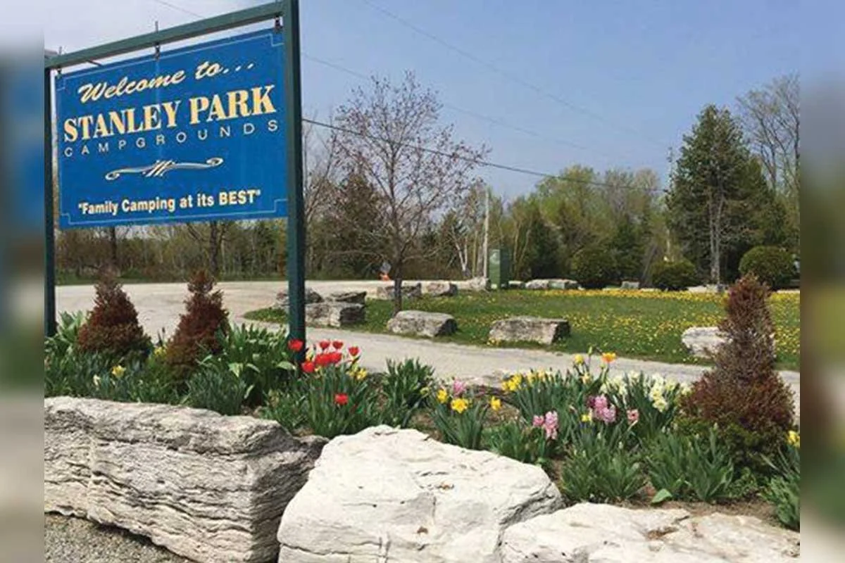 STANLEY PARK CAMPGROUNDS (C TT) – Beautiful campsites for trailers and tents await you on Lake Mindemoya’s southwest shoreline.  We are centrally located for your ideal starting point to explore Manitoulin Island.  If it is day trips or just relaxing