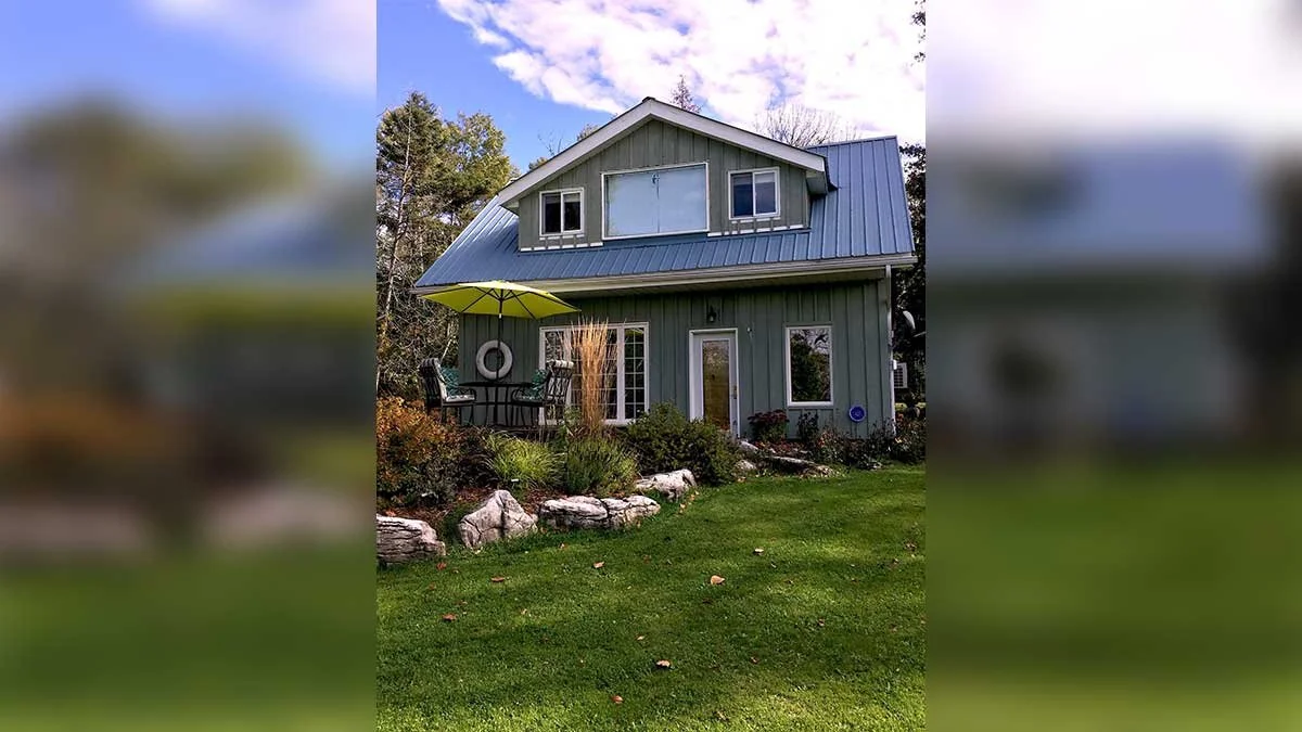 LITTLE NUTHATCH RETREAT (C HK) – Find Serenity, Privacy and Comfort at the Little Nuthatch. Welcome to the Little Nuthatch Retreat, a lakeside garden sanctuary offering privacy and solitude for couples or small families.  Located two minutes from Kag