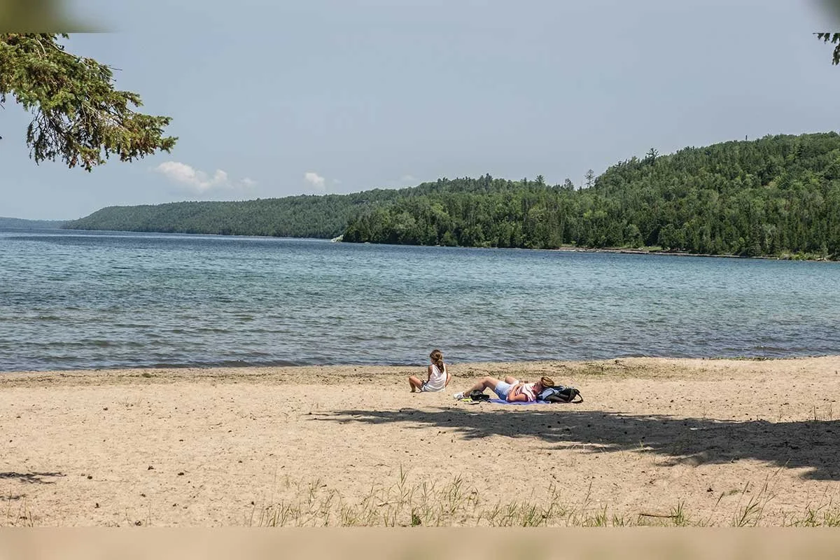 LILLIAN’S LAKESHORE TENT & TRAILER PARK (TT C) –  This is a small, elegant campground featuring a beautiful sandy beach on the North Channel’s West Bay in the community of M’Chigeeng First Nation. Two 3-bedroom cottages as well. Shower houses, intere