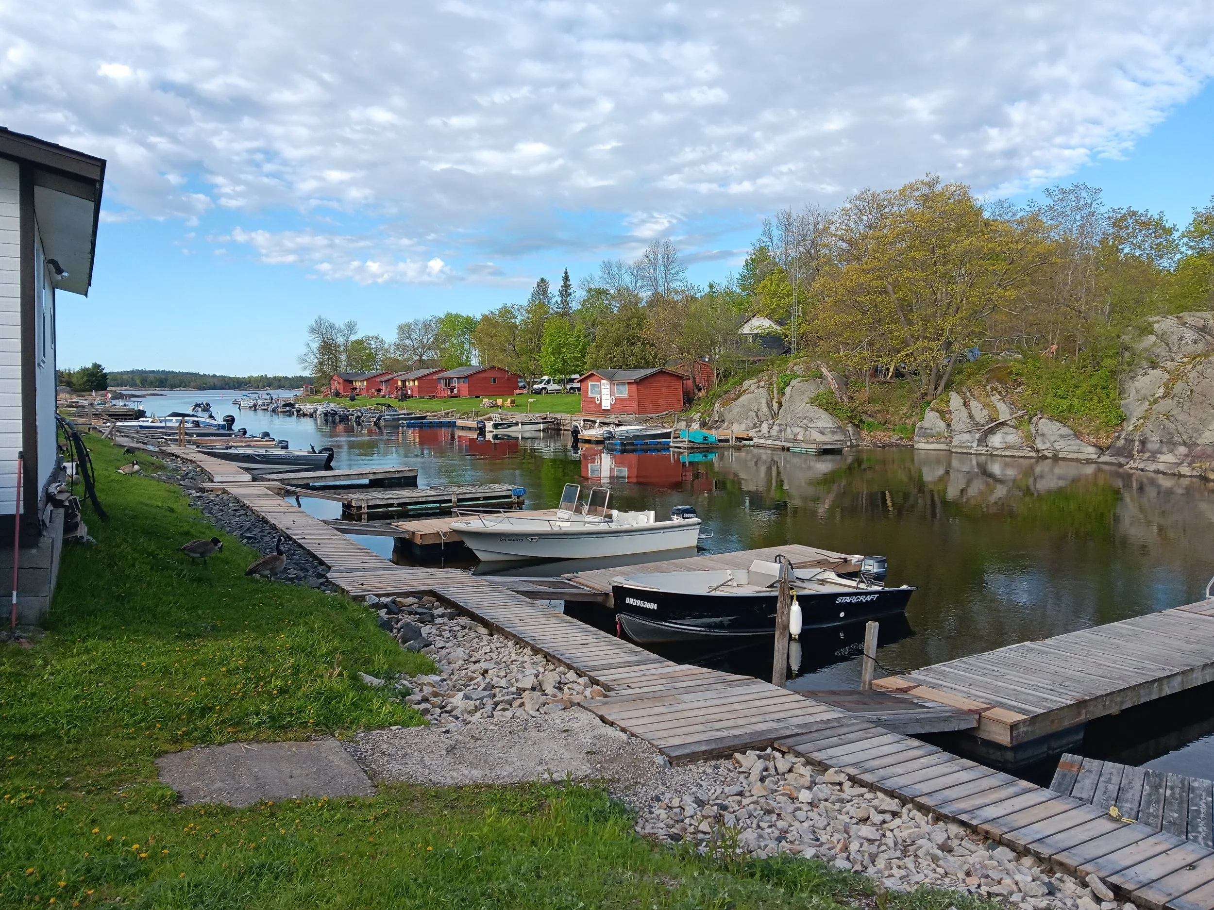 HILLY ACRES (HK C TT MARINA) – Located in Whitefish Falls, Hilly Acres offers housekeeping cottages, trailer and tent sites along the water. The property includes a marina and convenience store, making it an ideal base for boating and exploring the N