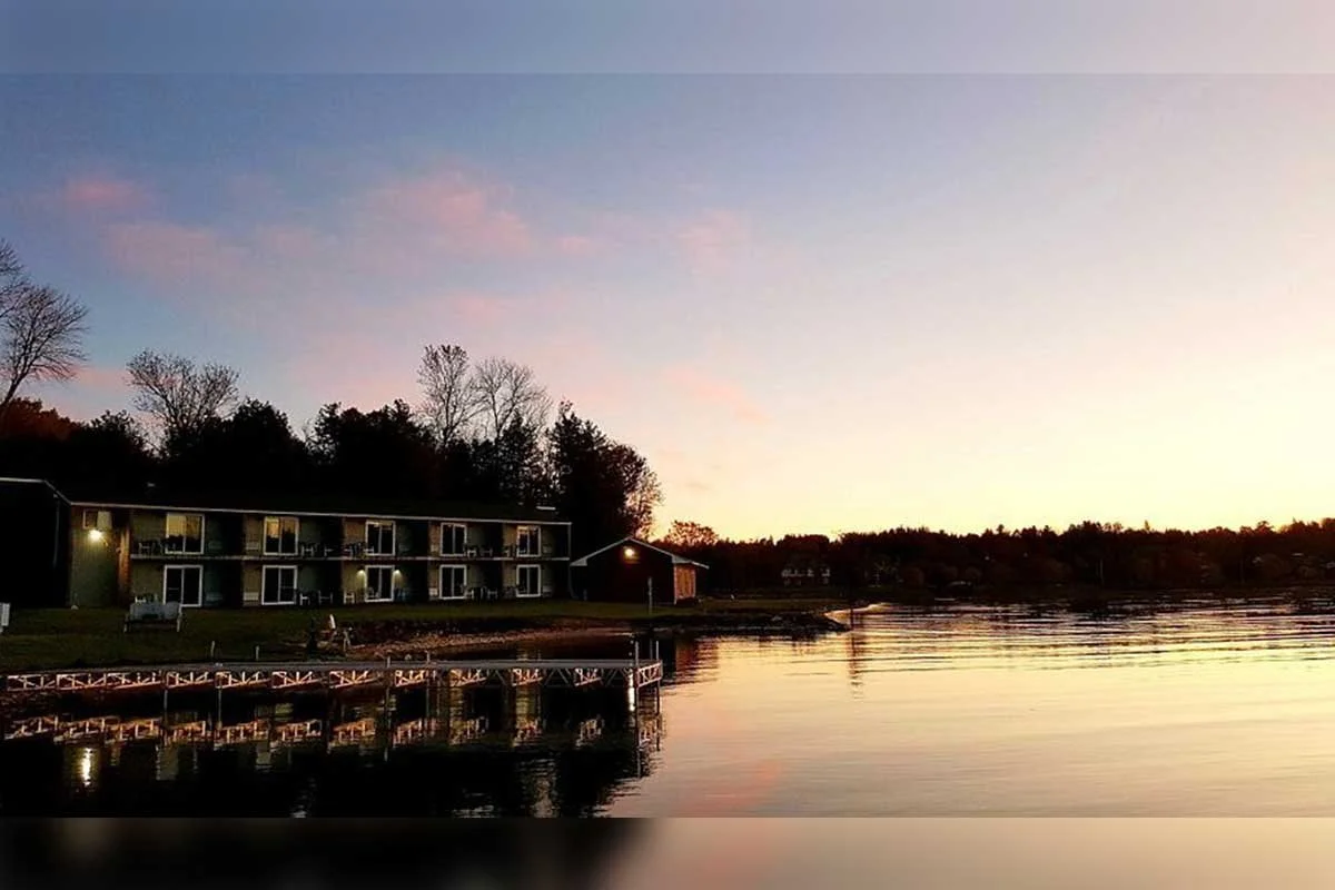 THE INN AT GORE BAY (M) – A boutique motel (deluxe rooms) offering an unparalleled view across the bay towards Gore Bay’s historic downtown and busy waterfront and marina. Located in a beautiful park-like setting with a swimming beach. Newly renovate