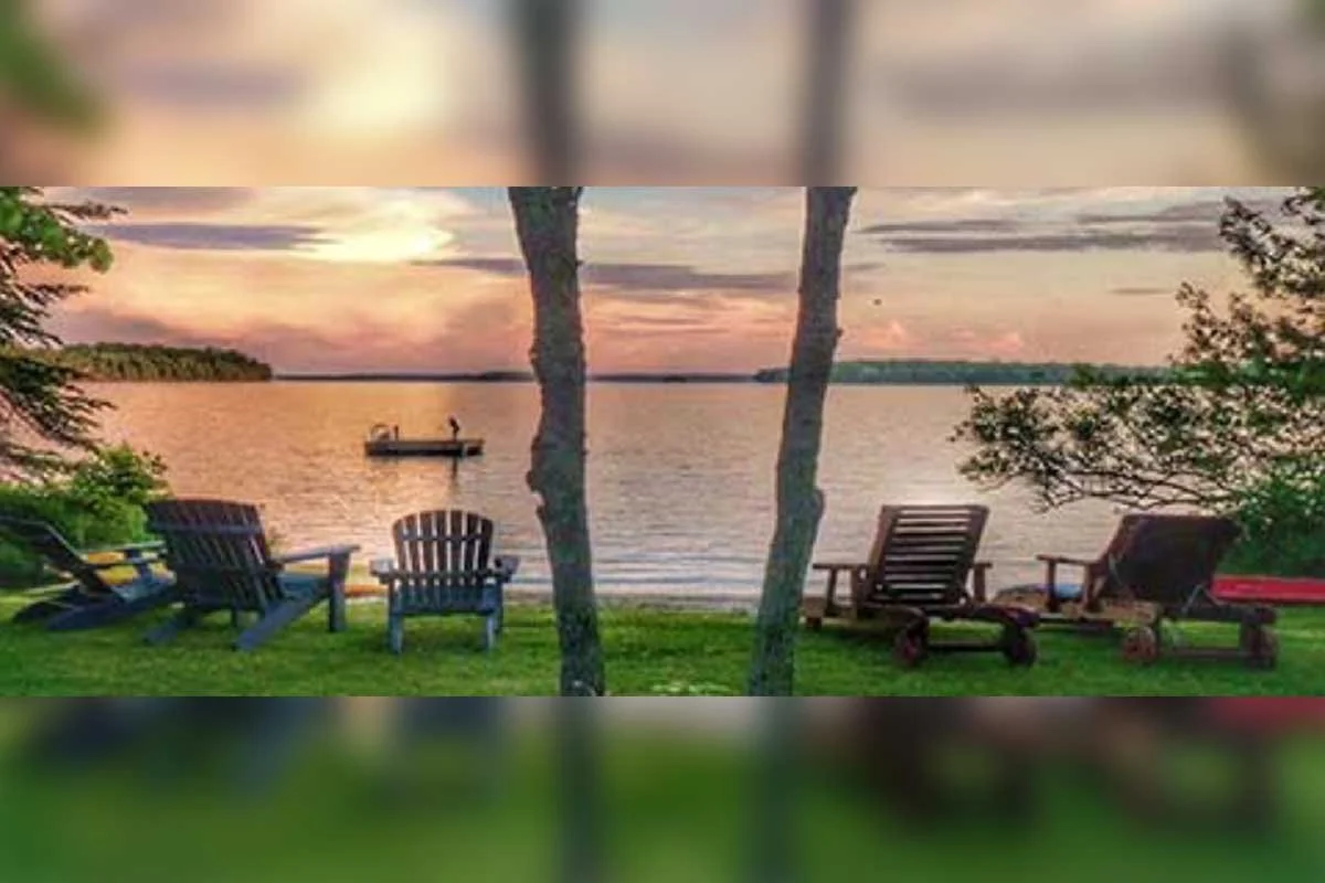 VIVA VILLA COTTAGES (HK) – All the conveniences of home with a rustic feel, our four fully equipped waterfront cottages are nestled amongst five acres of beautifully treed property on spring-fed Lake Kagawong.  Two- and three-bedroom cottages with tw