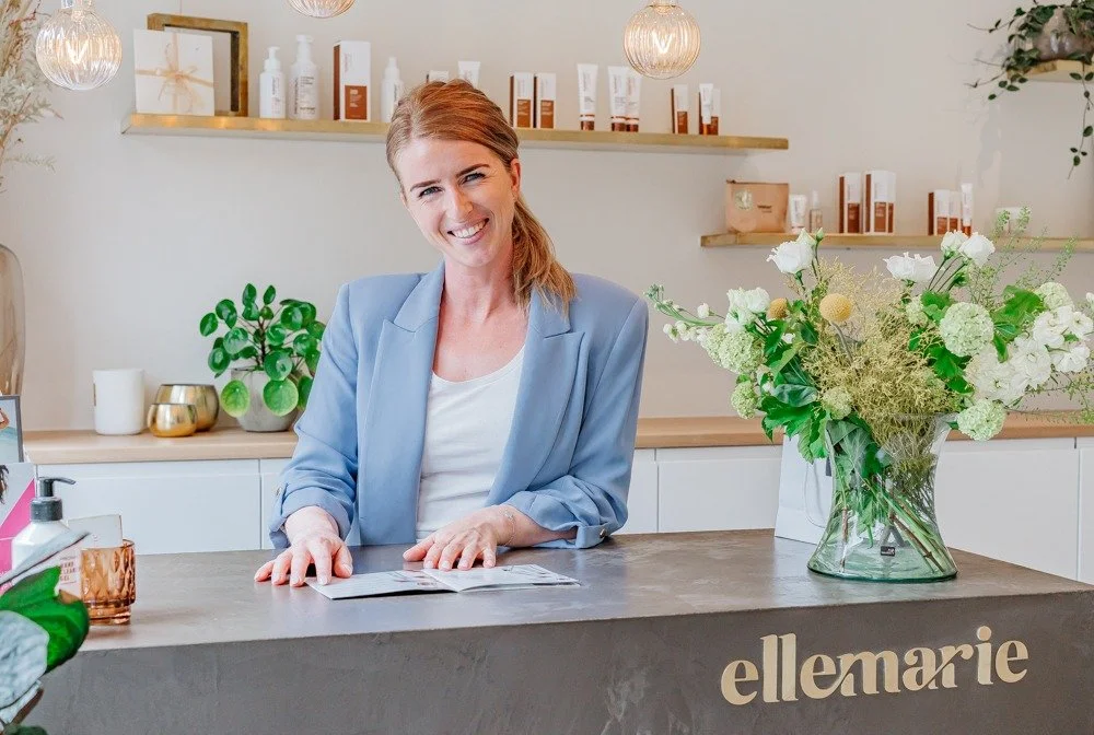 “Authentiek portret van zelfstandige in de Kempen tijdens fotoshoot op locatie”