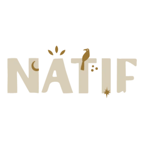 Texto que dice 'NÁTIF' con elementos decorativos como estrellas, medias lunas y marcas en tonos dorados sobre fondo negro.