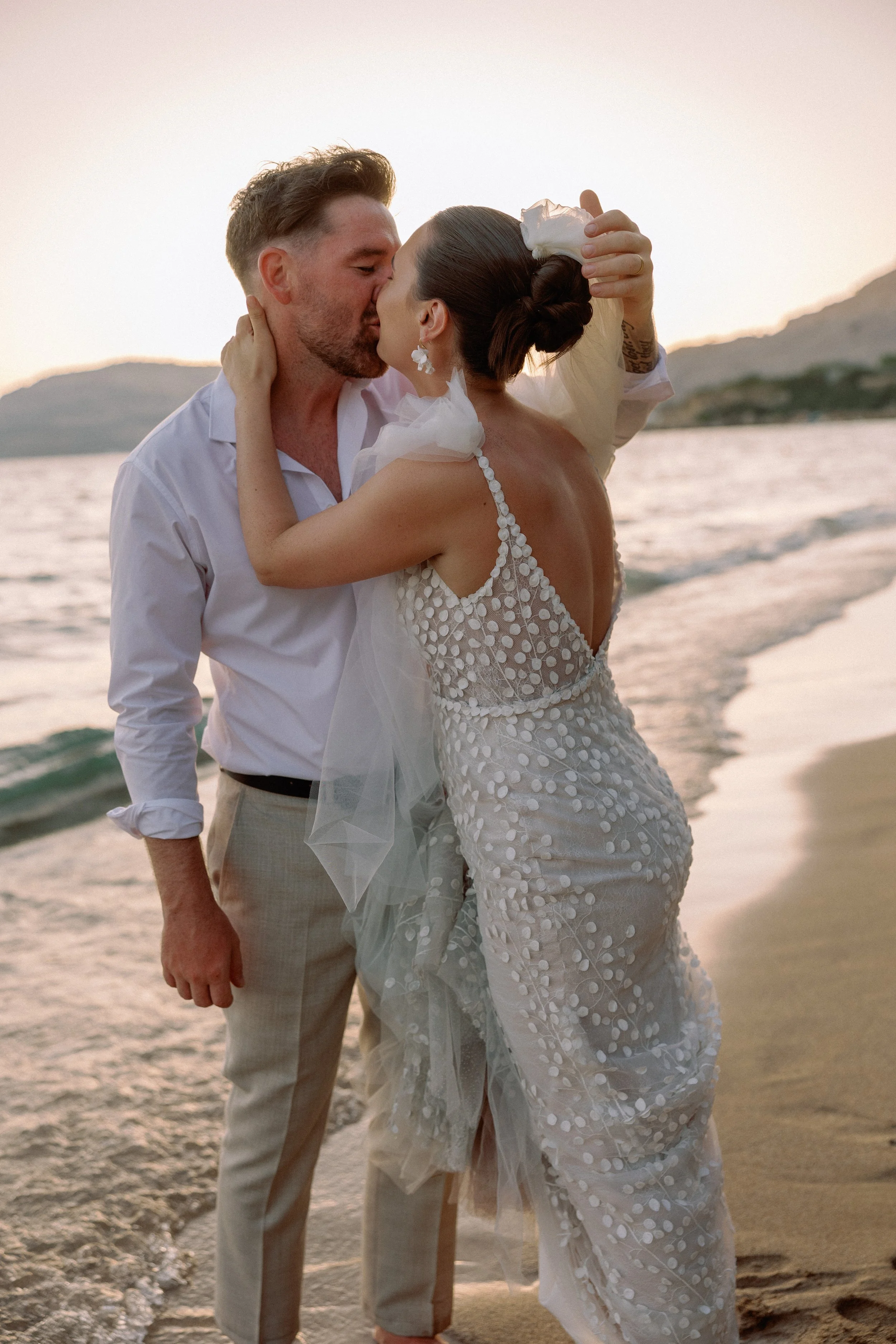 destination-beach-wedding-couple-kissing.jpg