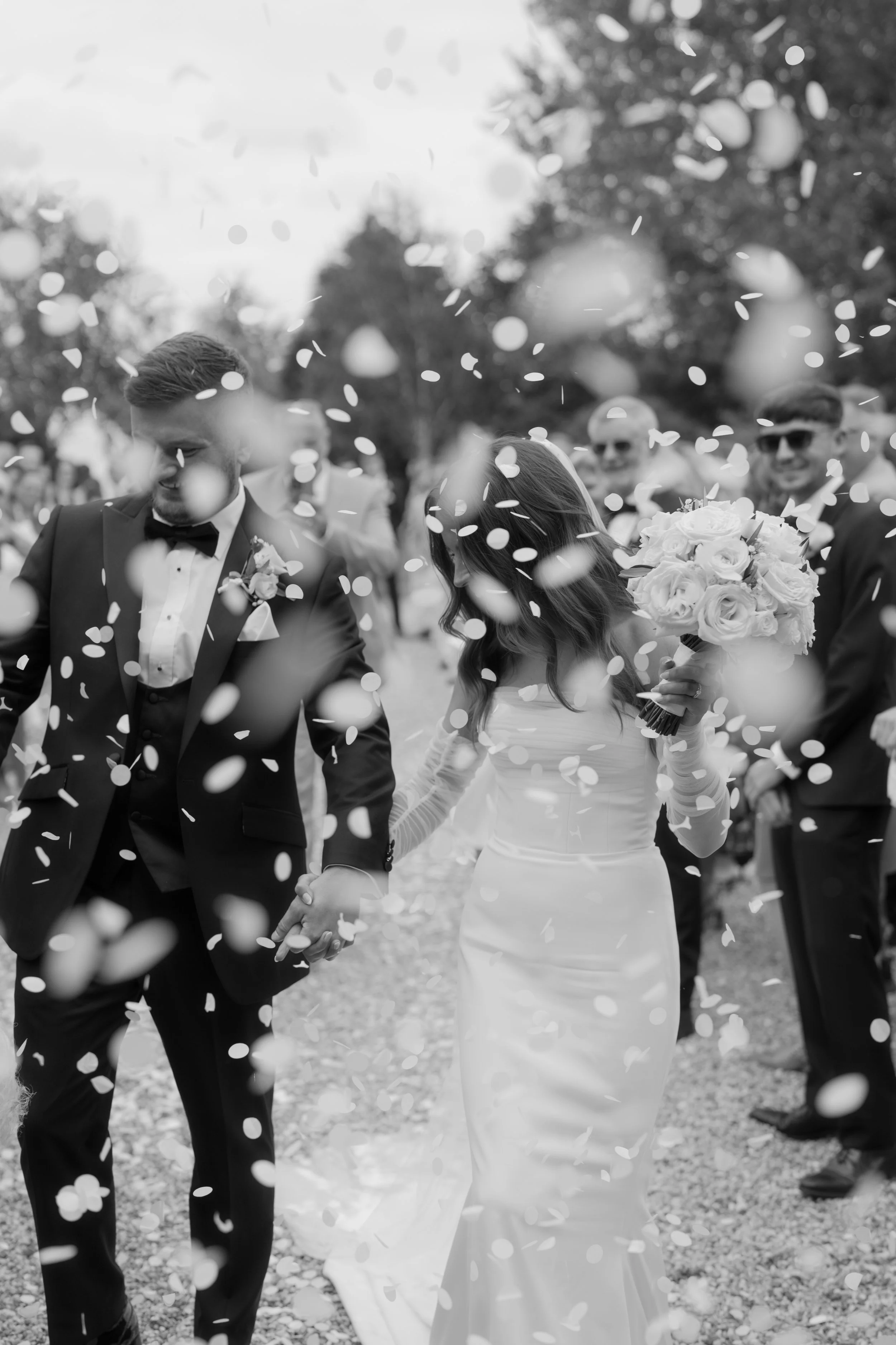 tuffon-hall-vineyard-wedding-confetti.jpg