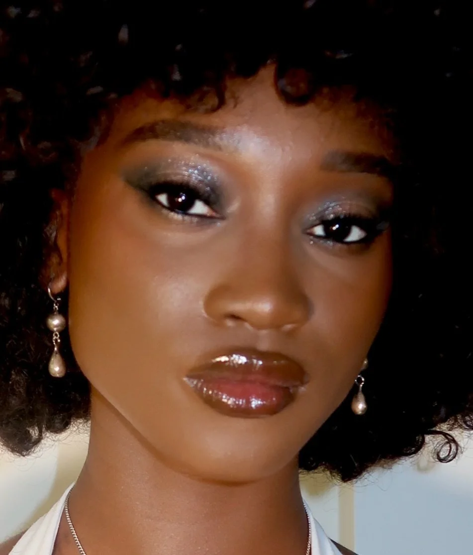 A blurry beautiful bells @sono.isabella 🥰with some lived-in smokes &amp; matte skin! How lush to be reunited after sooo long 🥹 So much newness to come for @charlottetilbury and I can&rsquo;t wait! 💫

#charlottetilbury #charlottetilburyproartistry 