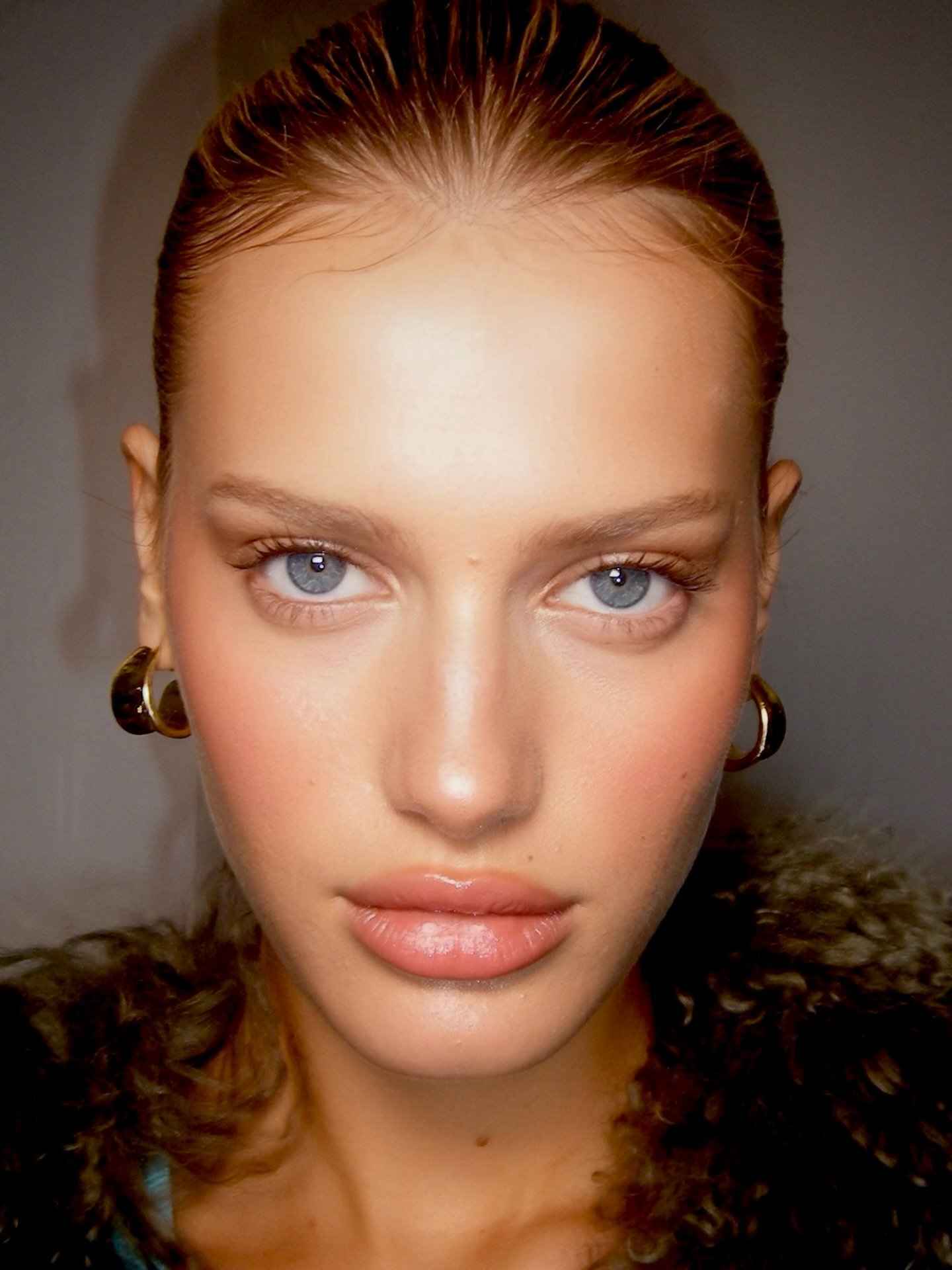 The Devine @blythegoodmann on digi for @hyphenstore ❤️ all the way at the end of a shoot day 🫶🏻💫

Using..
@kyliecosmetics skin tint 
@charlottetilbury airbrush concealer &amp; BLW 
@makeupbymario eyeshadows 
@milkmakeup bronzer 
@hudabeauty powder