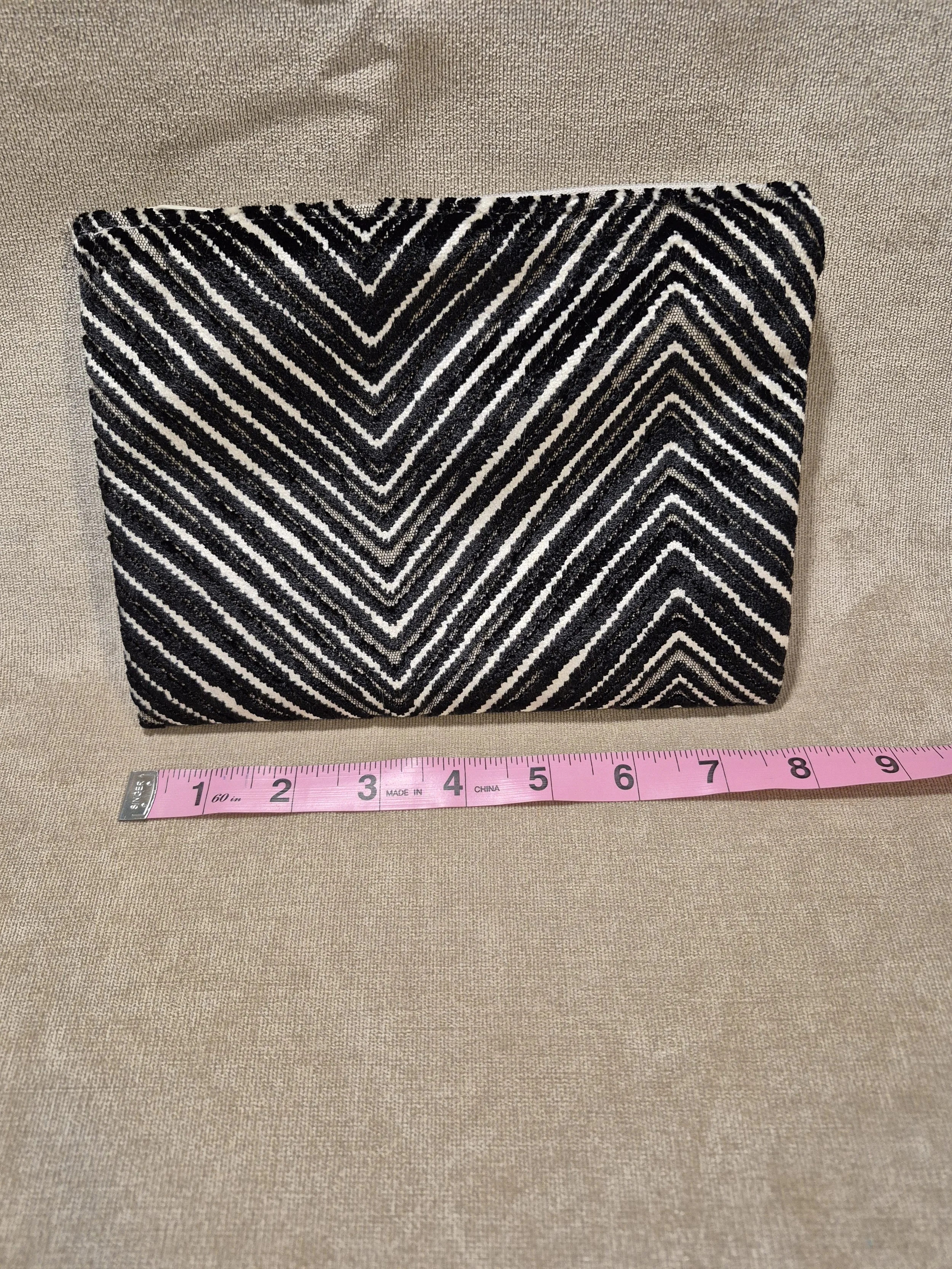 Black_White zigzag_width.jpg