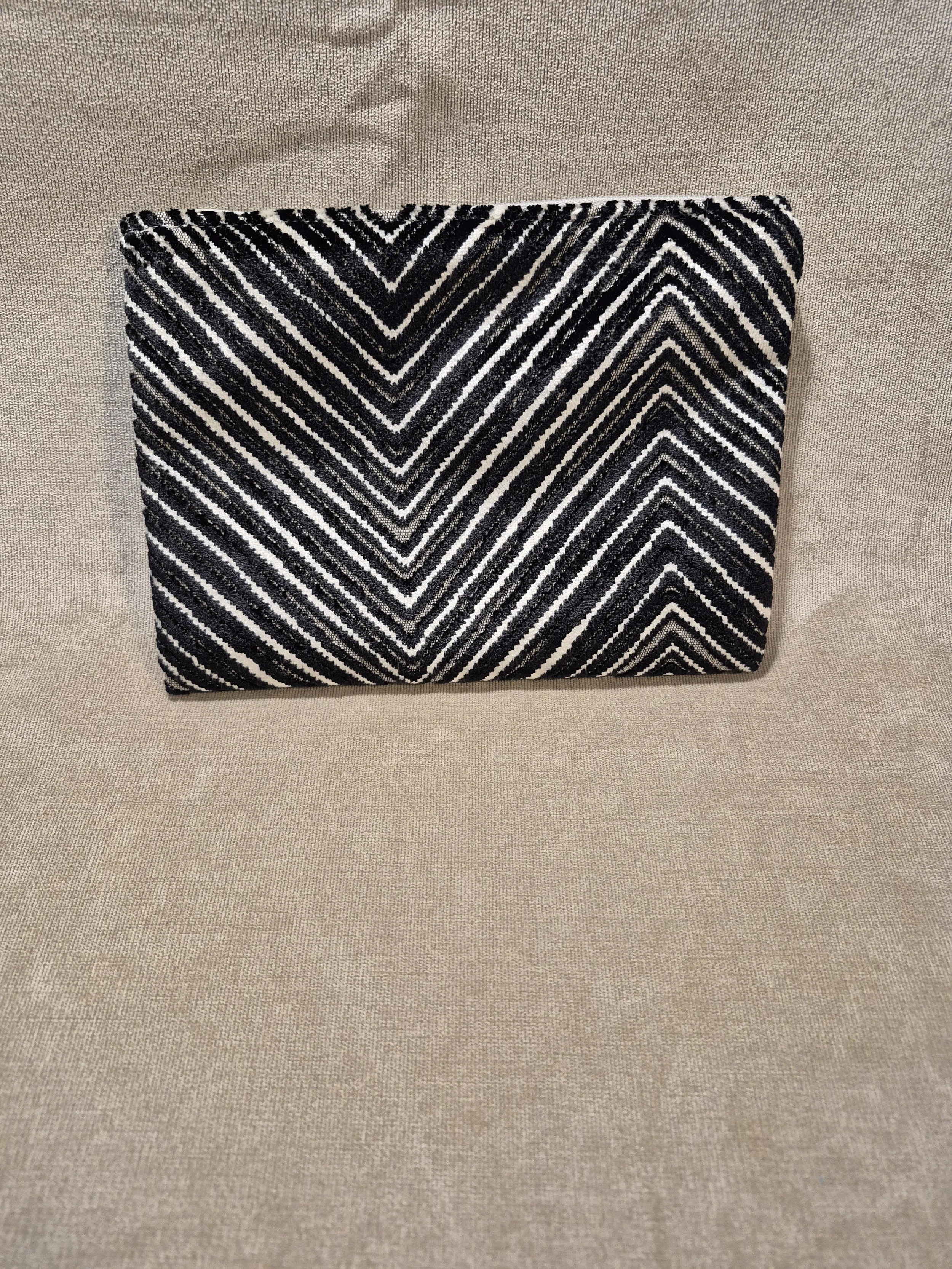 Black_White zigzag.jpg