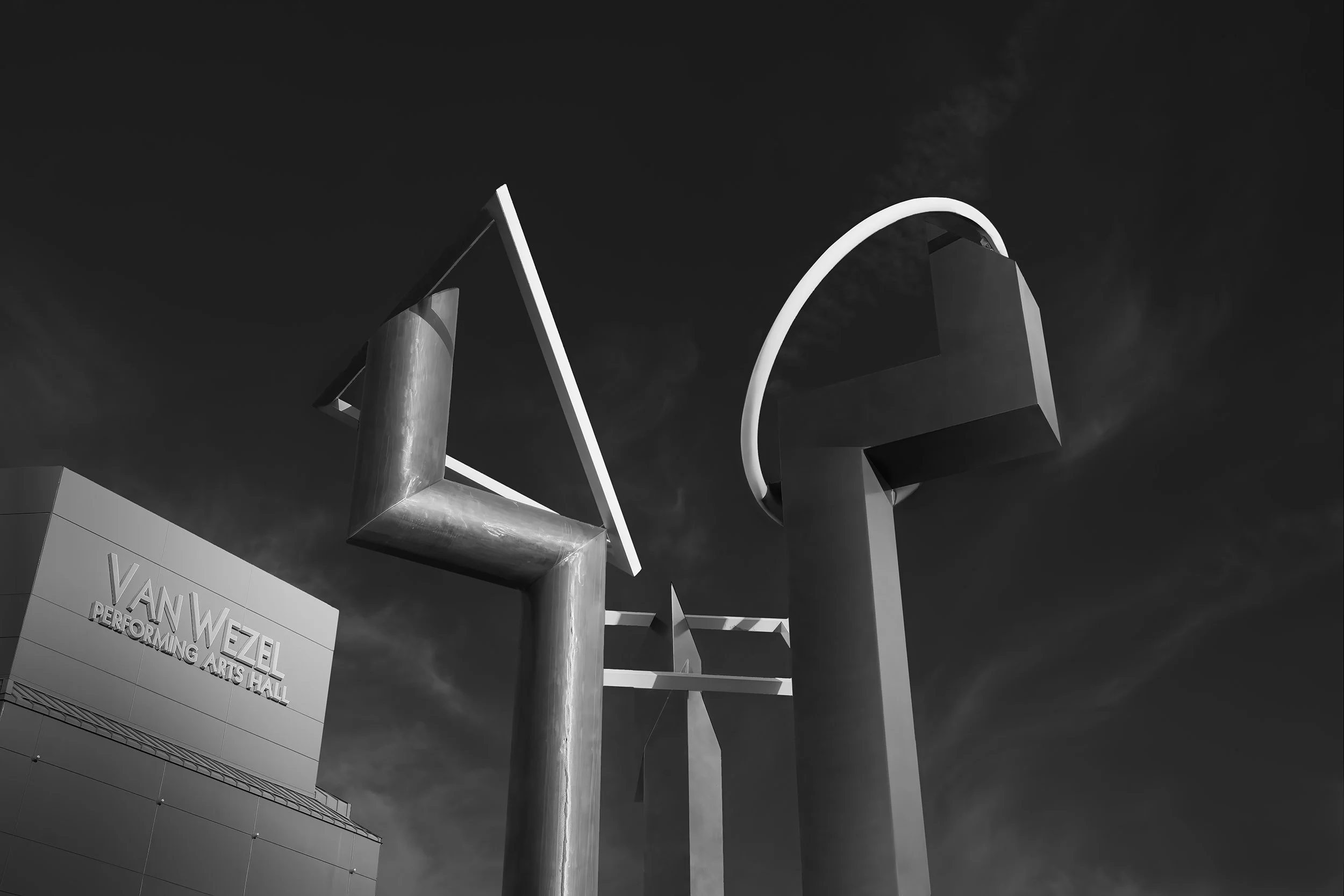 Van Wezel with Statue 2500 2.jpg