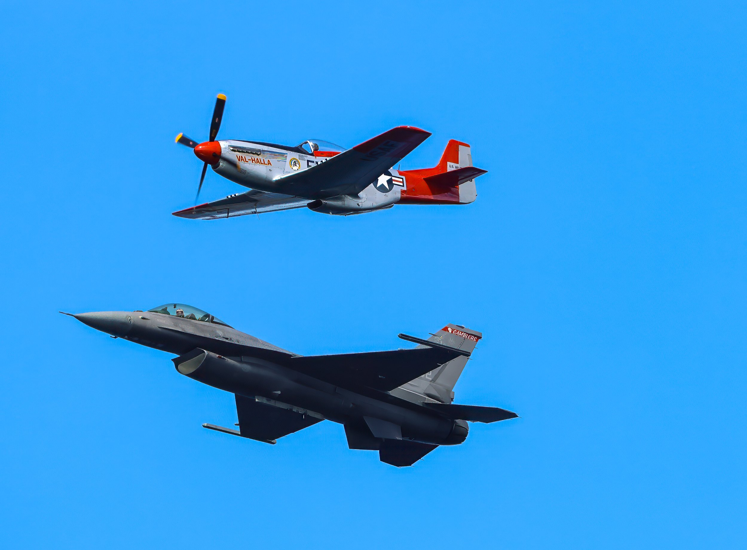 Heritage flight - P-51 Mustang and F-16