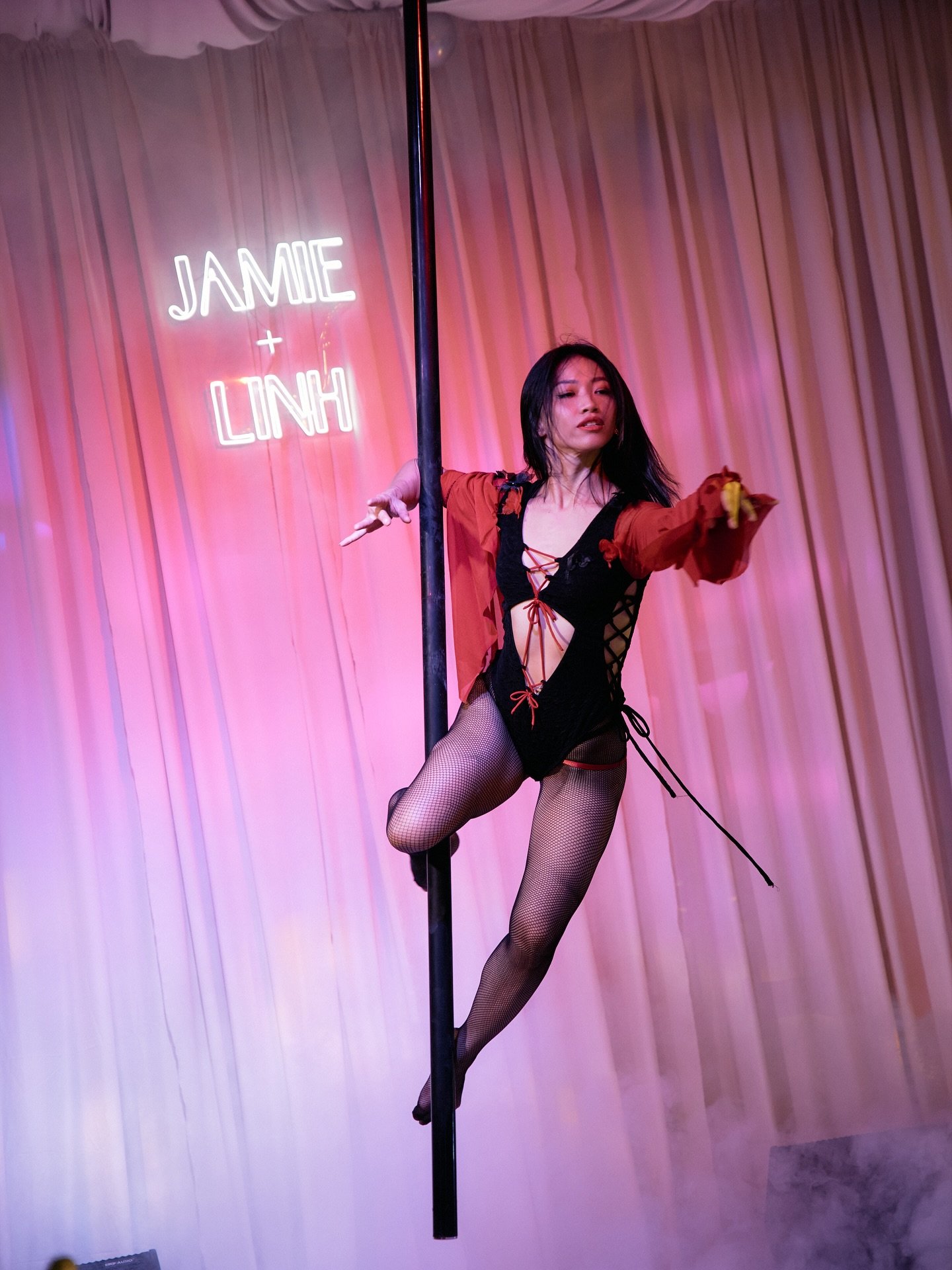 Flying Pole Performance by Ms. Anne, returning with @fantasy_flying &rsquo;s Wedding Performance Showcase in HCMC.
Looking forward to bringing this experience to Hoi An in 2026.

#flyingpolevietnam #flyingpolehcm #polehoian #poledancehoian #hoianpole