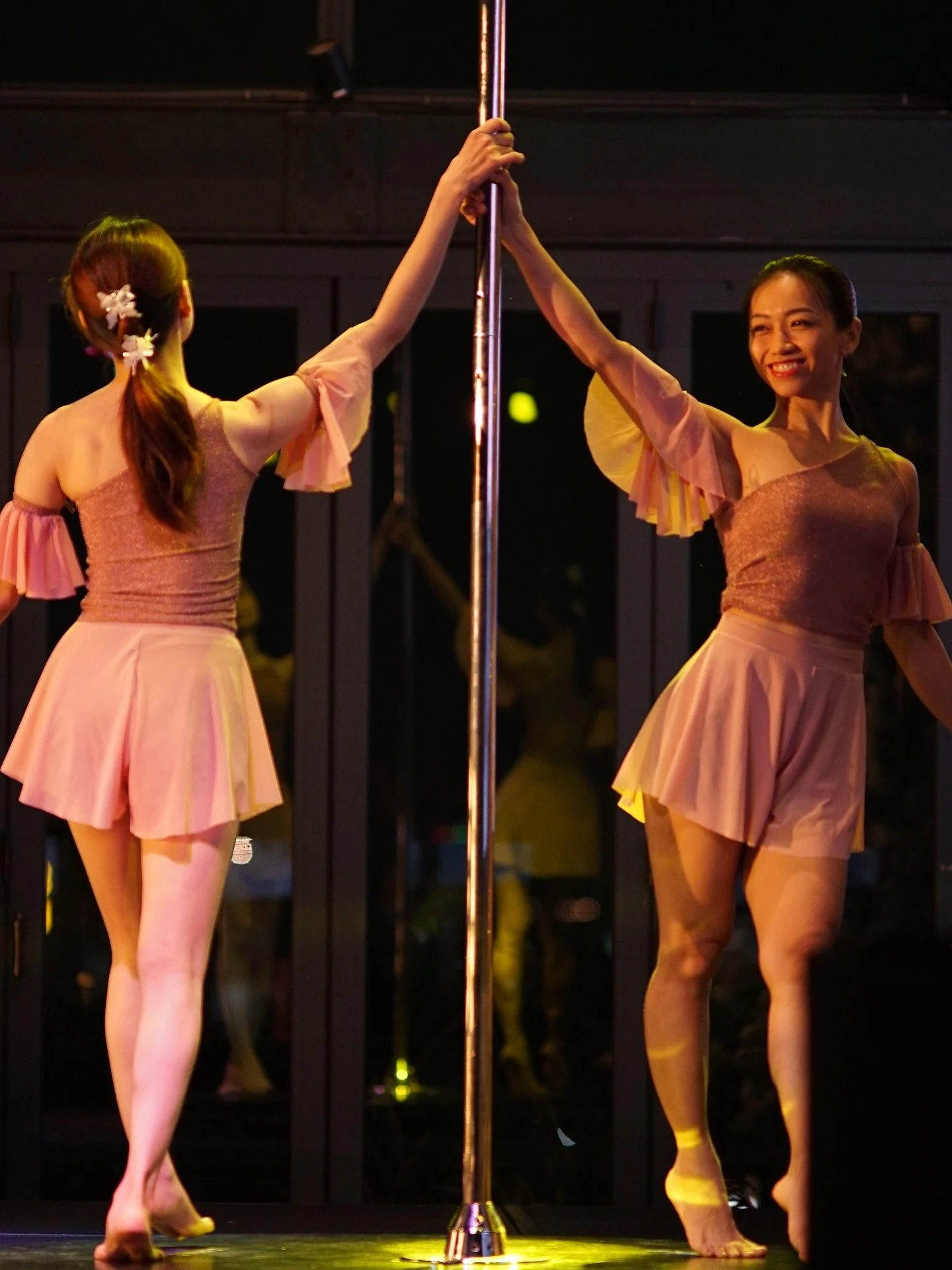 Ms. Anne and her student performing at a Wedding event - part of a @fantasy_flying project in HCMC

Join us to become a pole performer in Hoi An!

#duopolehcm #duopolevietnam #duoperformance #muacotdoi #muacot #m&uacute;acột #bieudiencot #poledancers