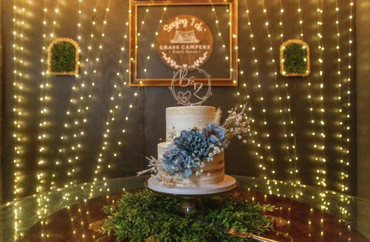 wedding cake with lights 