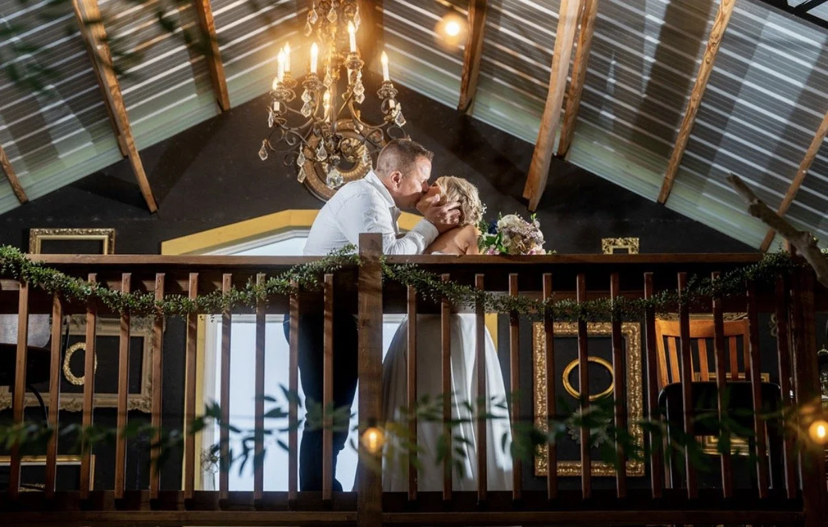 couple kissing 