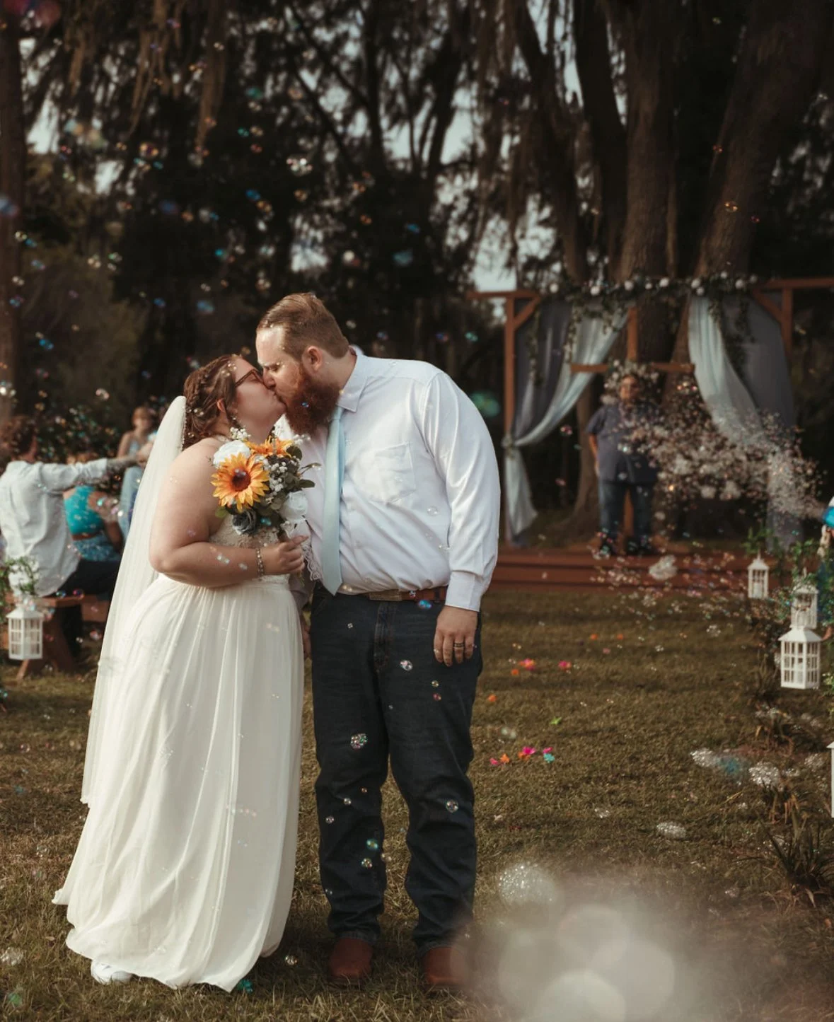 kiss at the alter
