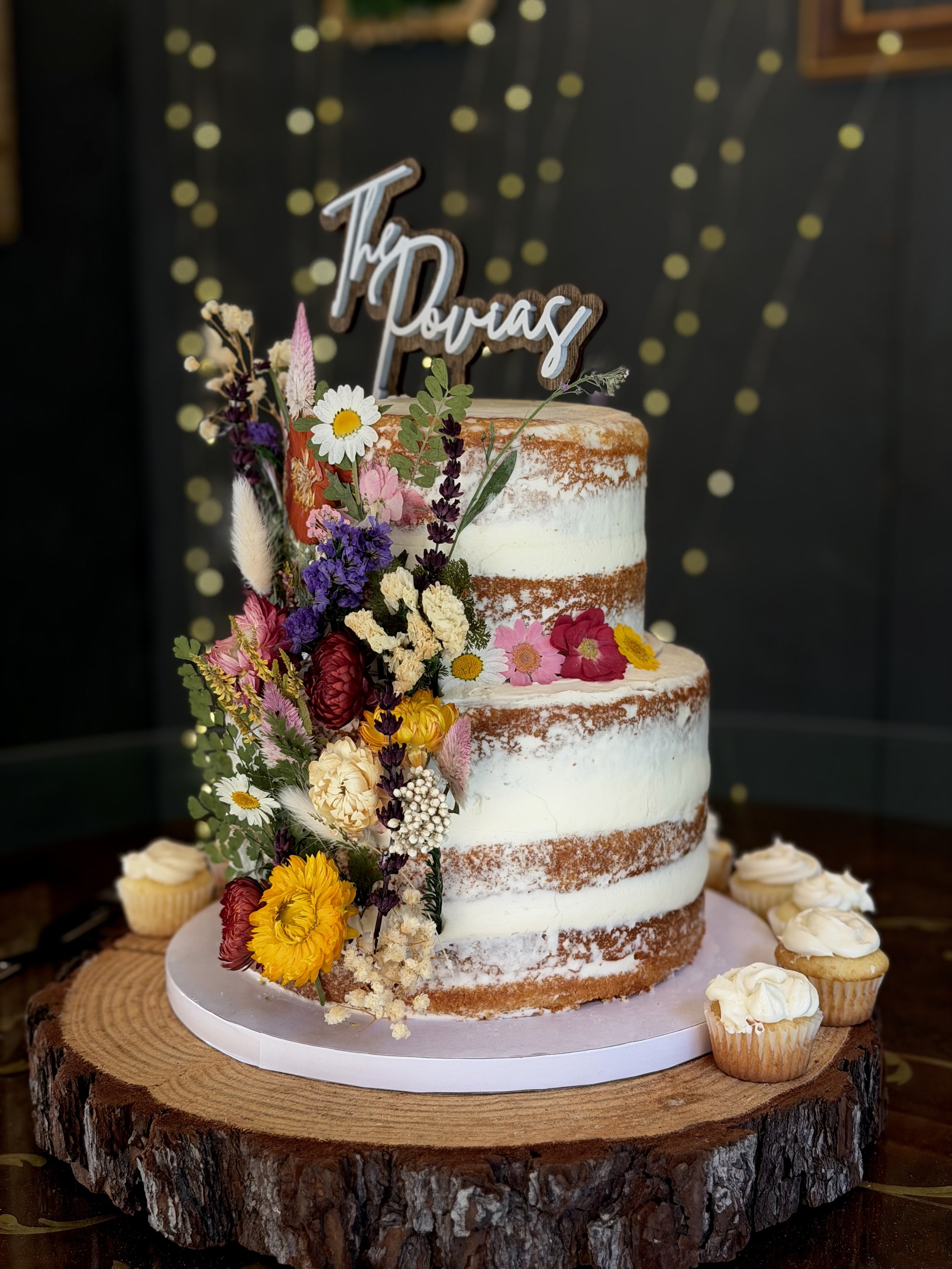 wedding cake and flowers 