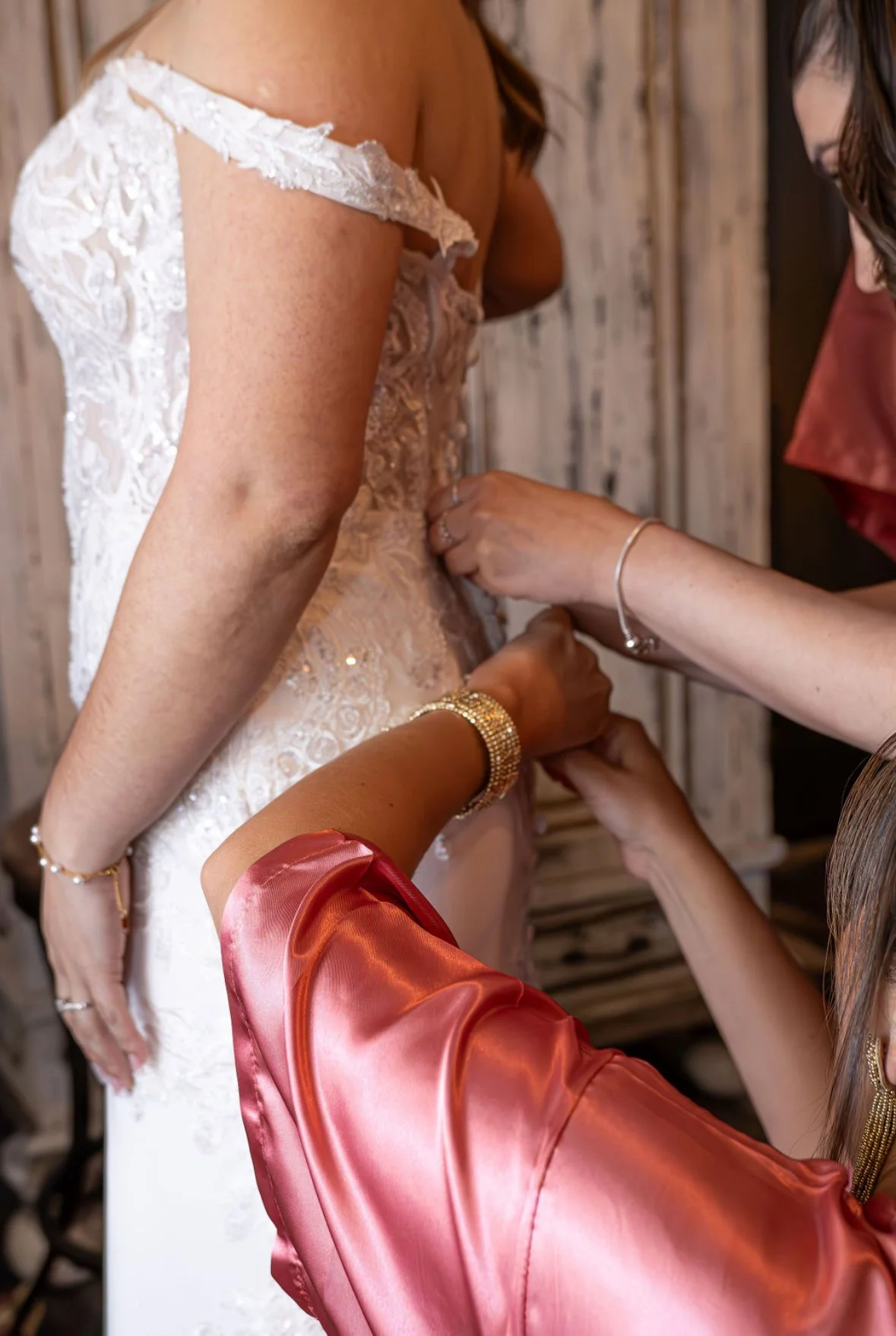 zip the dress 