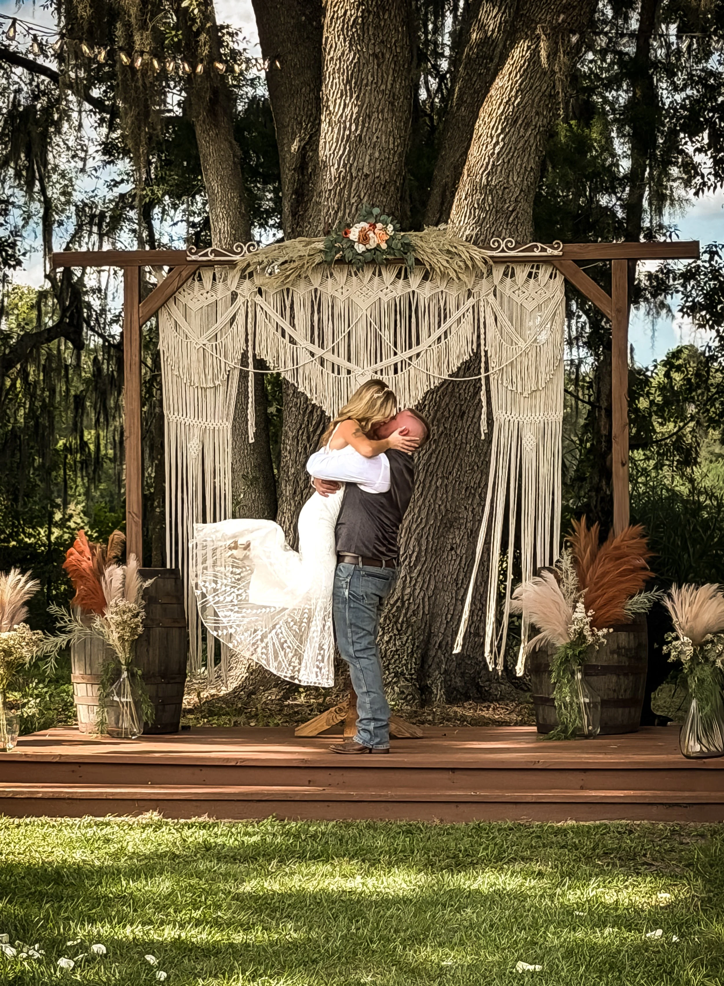 kissing at the alter