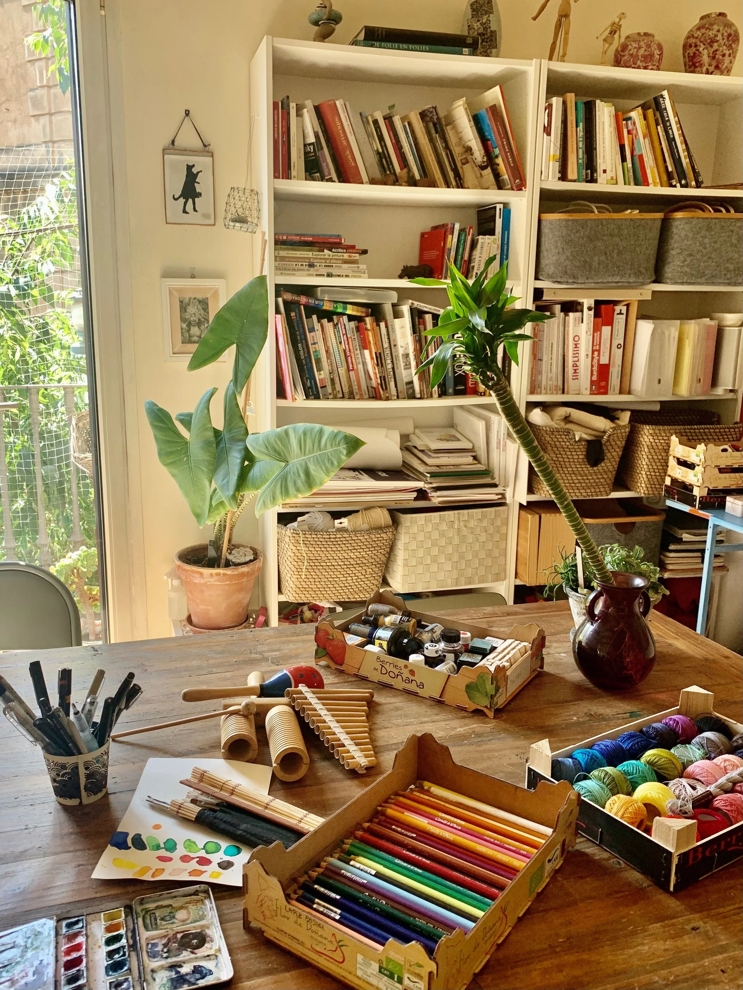 Una imagen de la consulta donde se ven materiales creativos preparados para la sesión de arteterapia