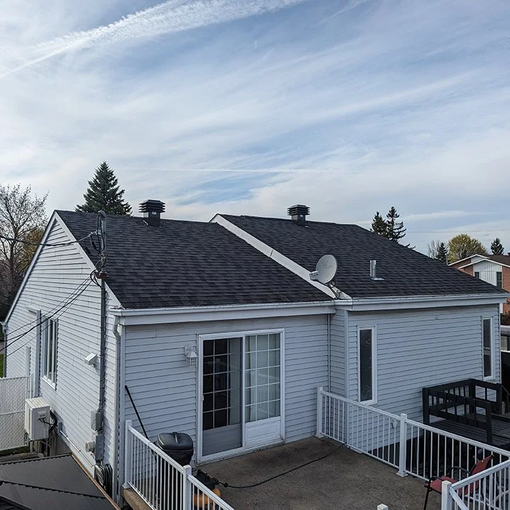 Sloped-shingle-roof-in-Saint-Constant-replacement
