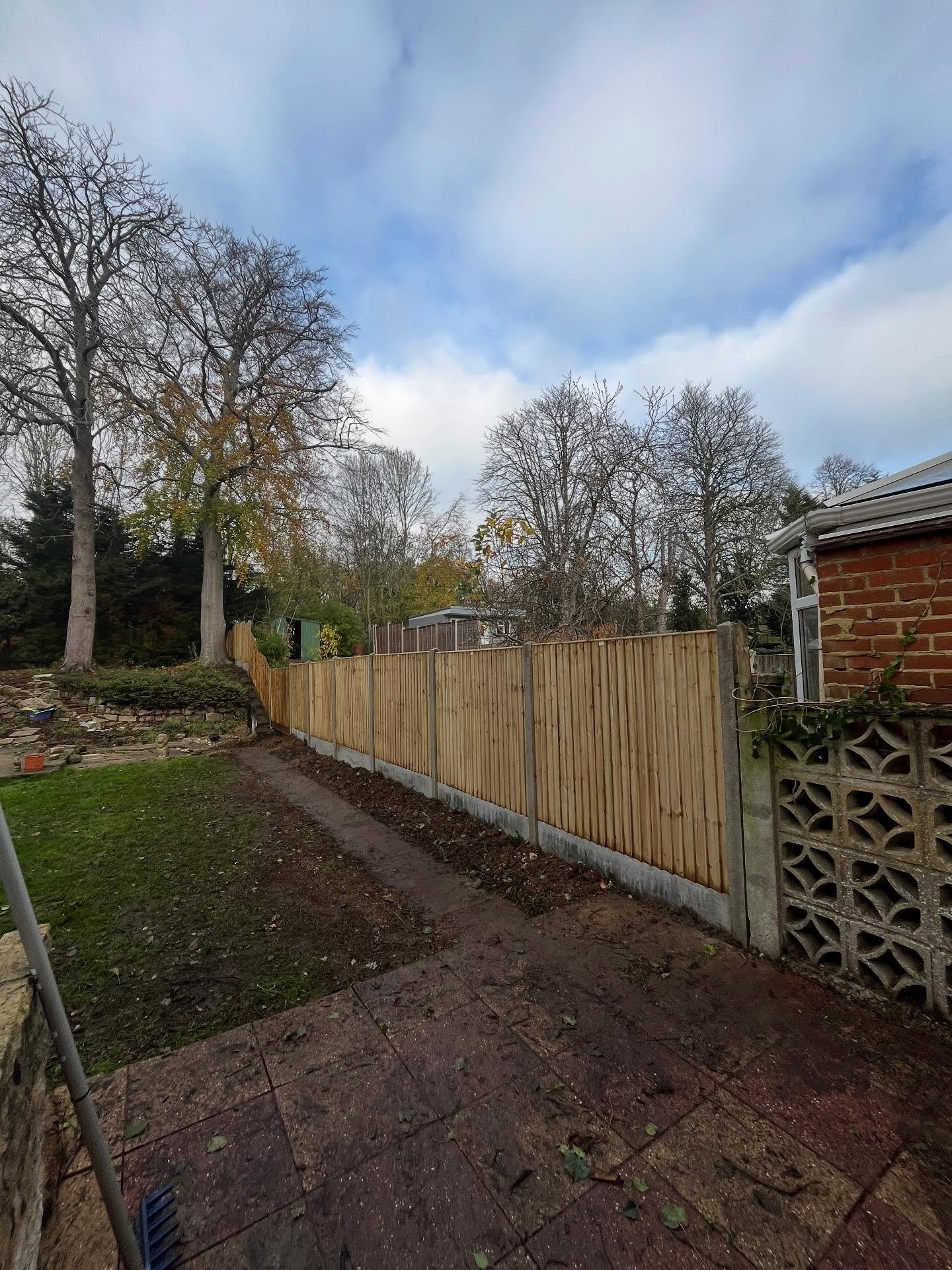Sorry for the lack of posts recently, we have been exceptionally busy but here is a recent closeboard fence installation in Guilford last week. Which included removing the old hedge and grinding out all the stumps 

Another very happy customer!

#fen