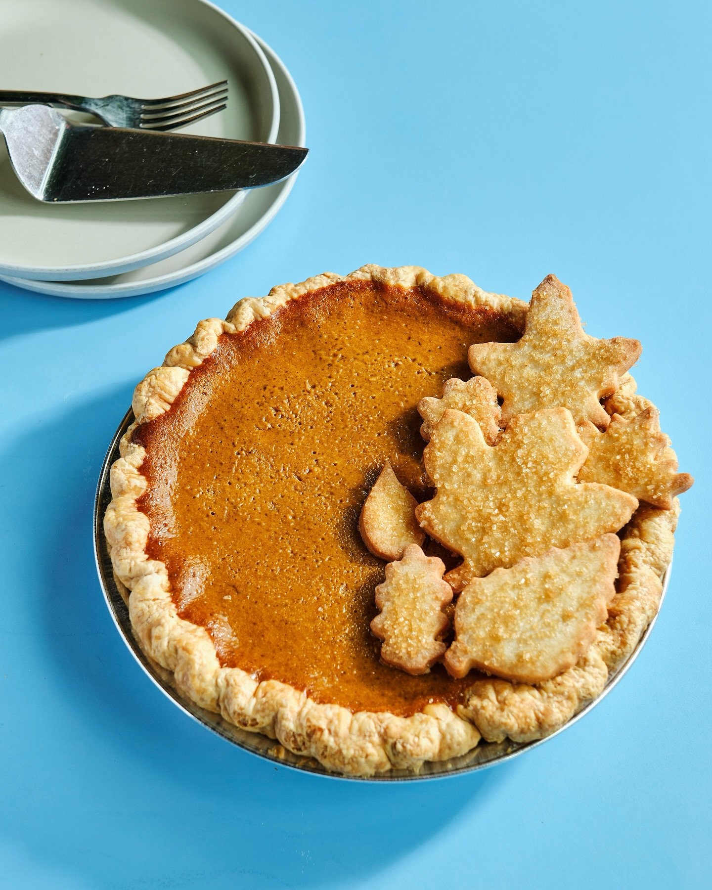 🎃PUMPKIN SPICE PIE 🎃 

Warm autumn spices and a creamy pumpkin custard in a buttery, flakey shell. Decorated with buttery sugar cookie leaves.

🥧&nbsp;Pies are 9&rdquo;, $45 each, and available for PRE-ORER via the link in our bio or on our websit
