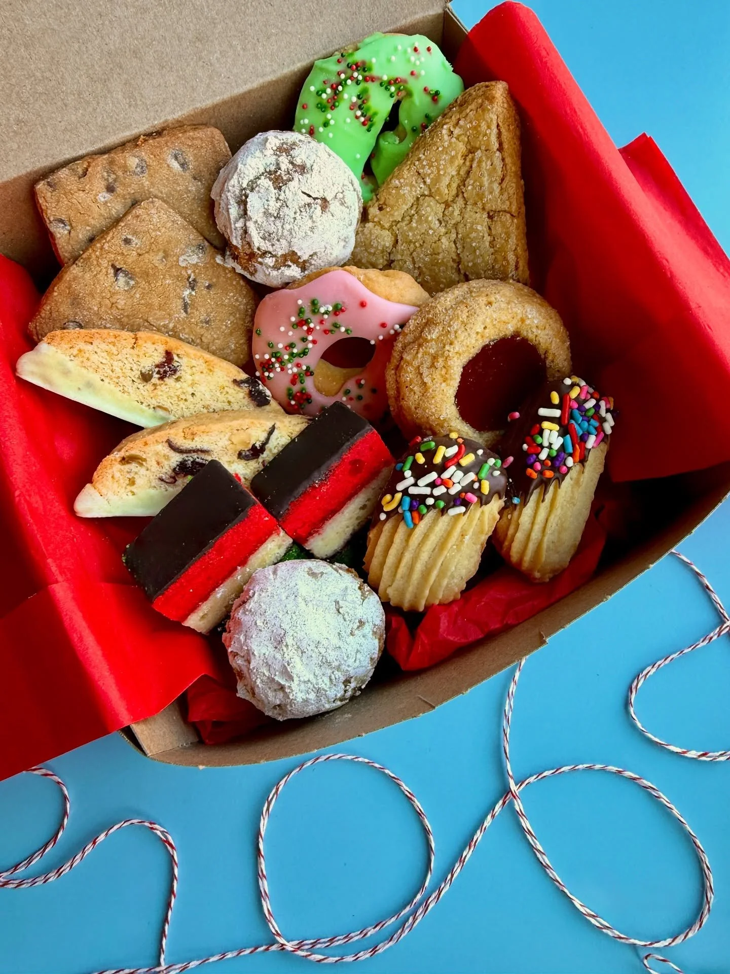 What&rsquo;s inside the 2025 Cookie Box? 🎄⬇️

An homage to all the old school Italian bakery cookies we grew up eating, it&rsquo;s a perfect set of 14 snack sized cookies, a Gloria&rsquo;s Dozen! 🍪

🔴 Chocolate Dipped Butter Spritz Sandwich Cookie