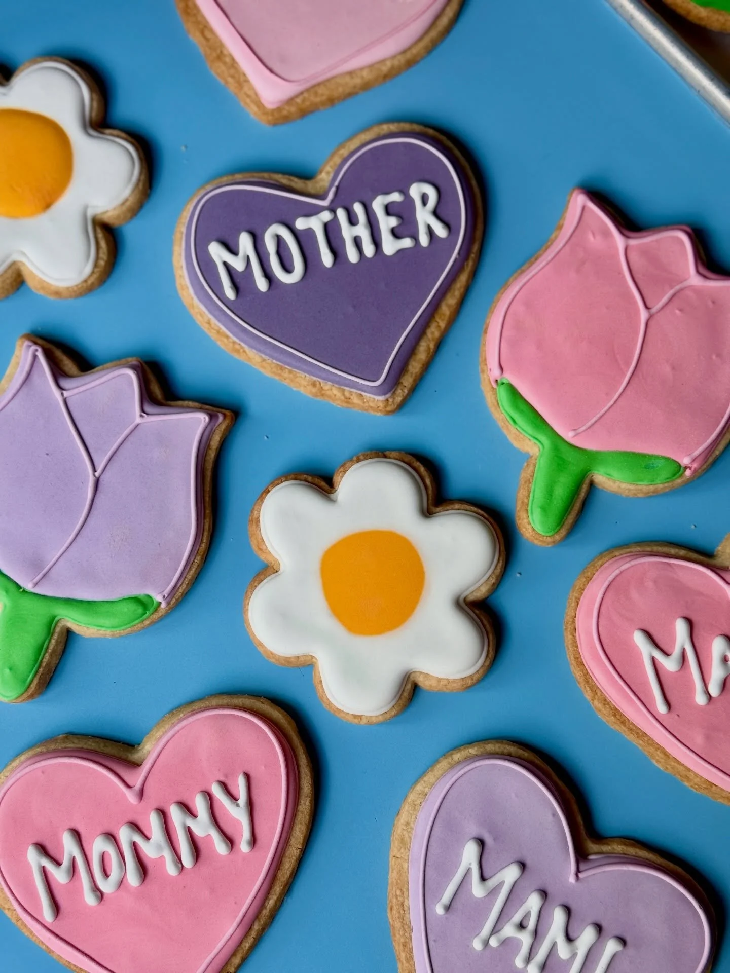 💐 MOTHER&rsquo;S DAY WKND 💐

No one bakes better than mamma but in case she needs a day off, we&rsquo;re baking up some specials treats ⬇️

🌸Decorated Sugar Cookies
🌼Gloreo Linzer Cookies with Salted Caramel
🌸Mini Pistachio Limoncello Tarts 🌼 2