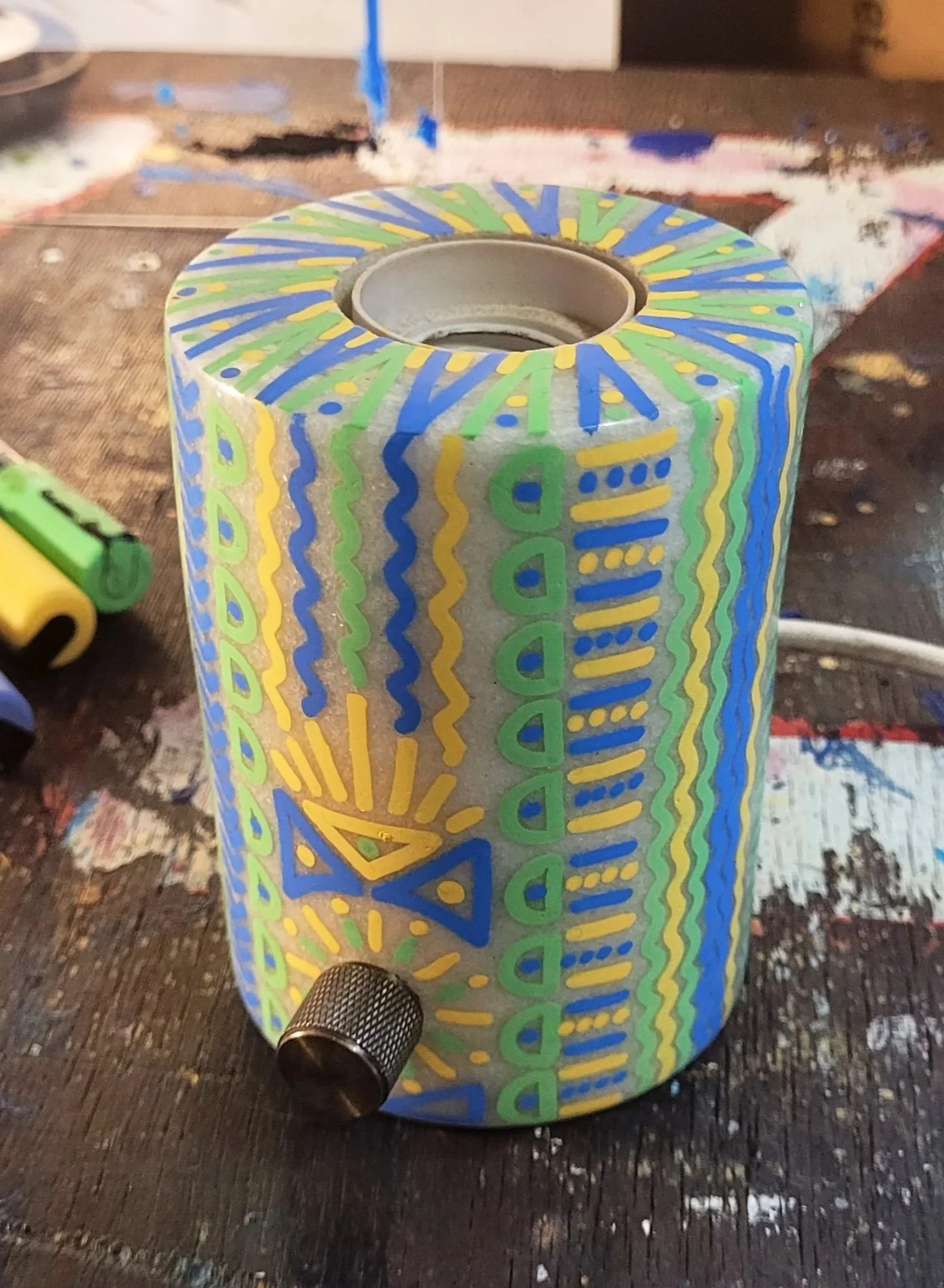 Socle de lampe en pierre peint à la main par JG