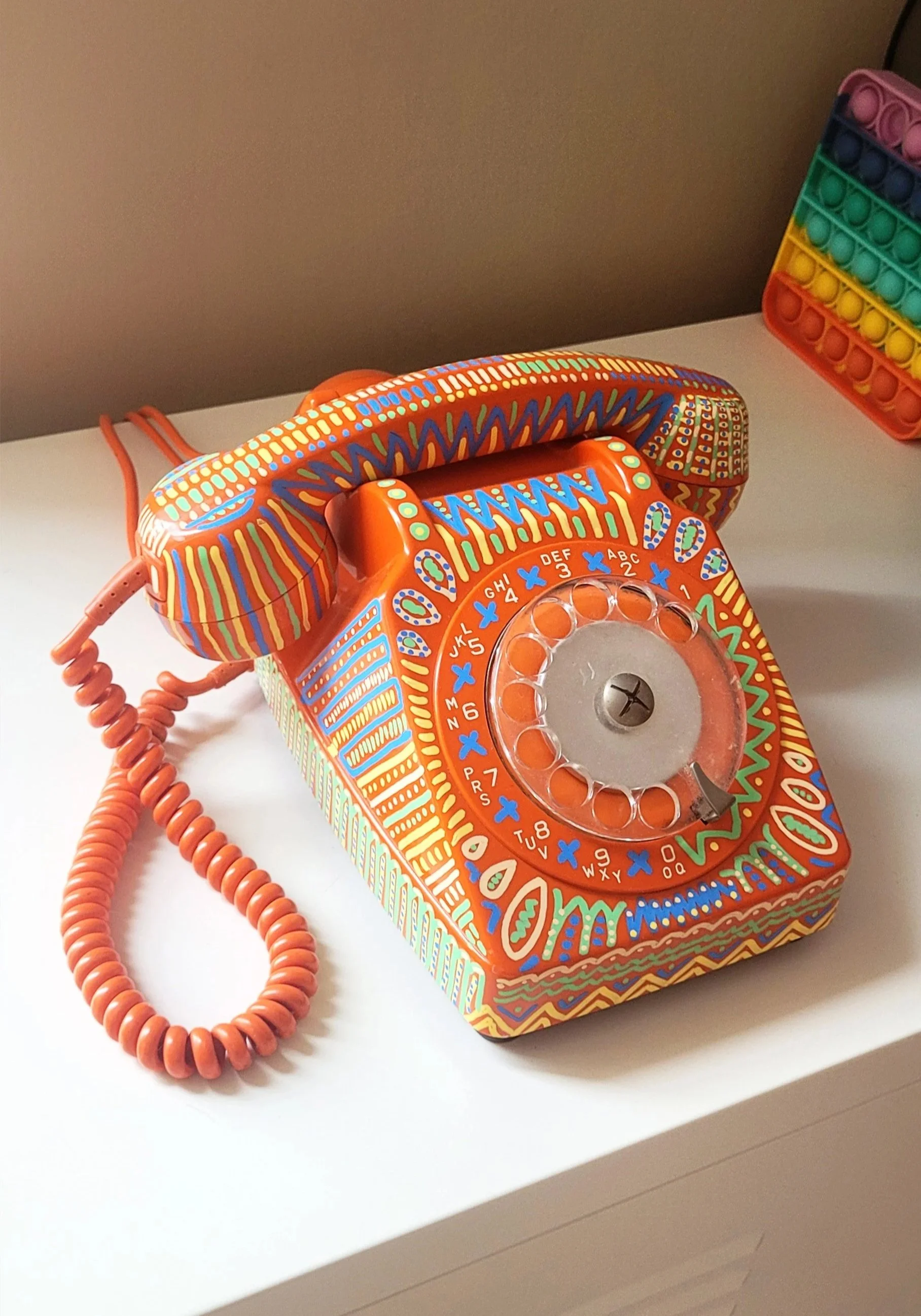 Téléphone vintage peint à la main par JG