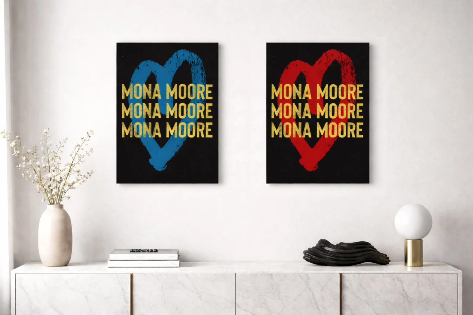 Deux sérigraphies sur papier A4 mona moore version coeur bleu et rouge accrochées au mur