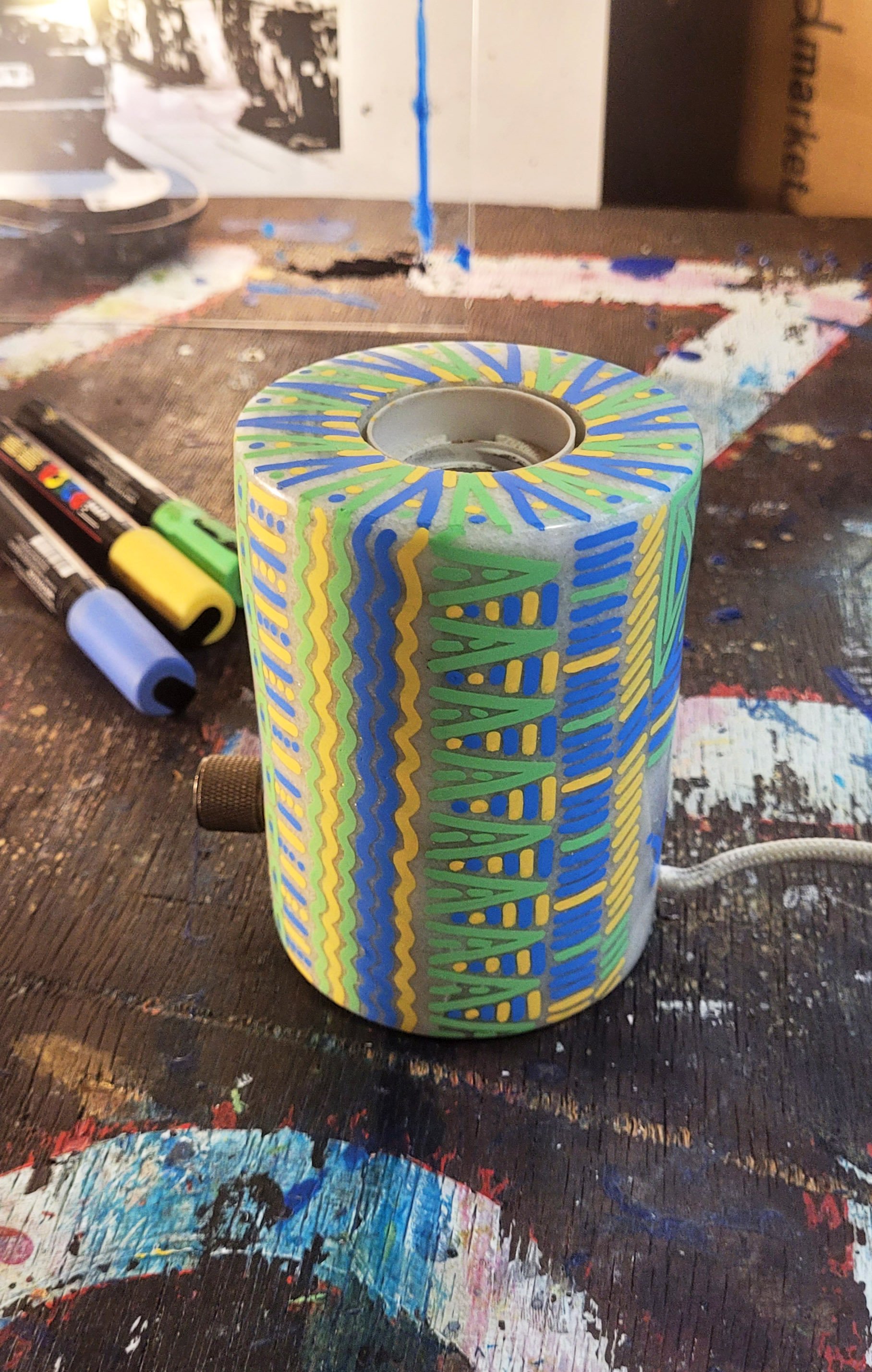 Socle de lampe en pierre peint à la main par JG