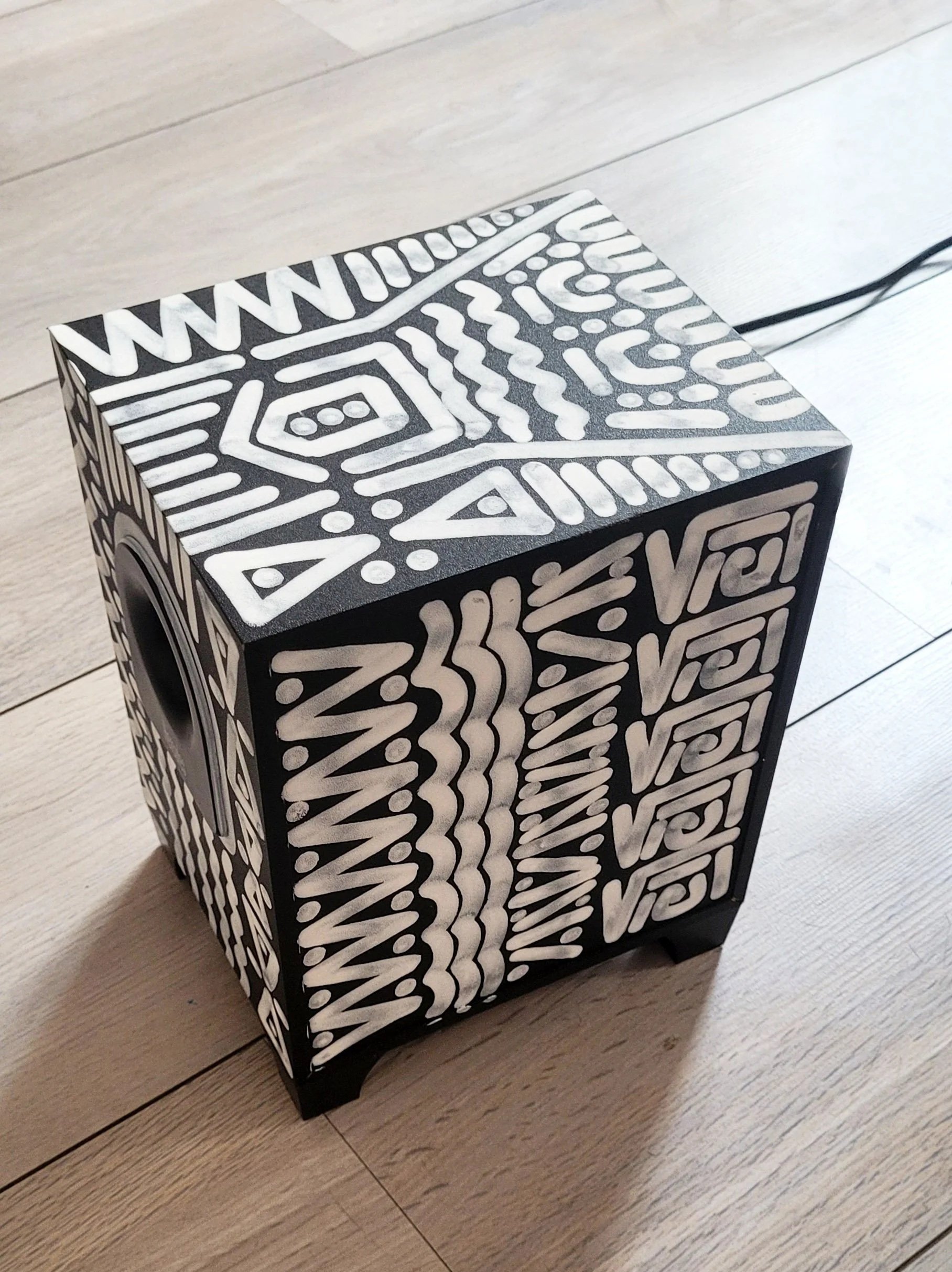 Enceinte en bois peinte à la main par JG