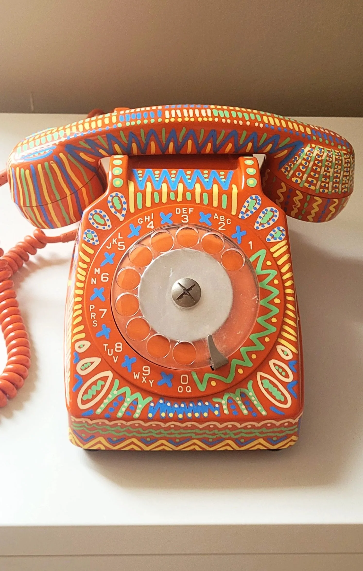 Téléphone vintage peint à la main par JG