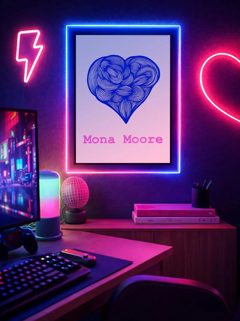 Une décoration de bureau avec une affiche à cœur de Mona Moore, entourée de néons rose, bleu et rouge, et d'une lampe en forme de globe ainsi que des livres empilés sur une étagère.