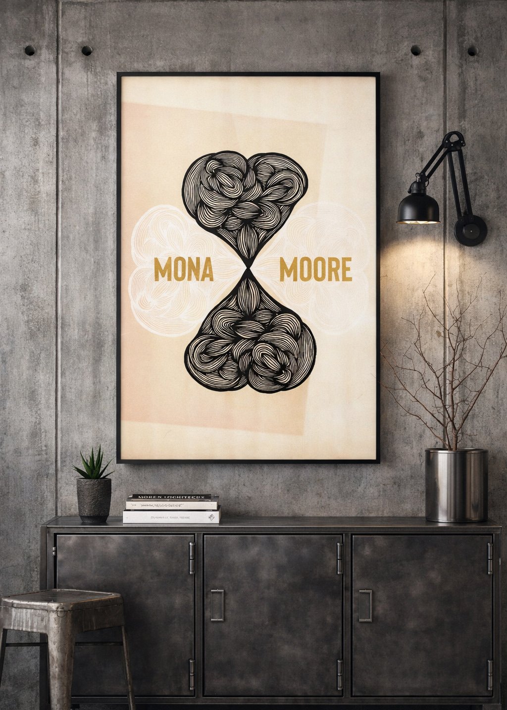 Une affiche avec une illustration d'un cœur formé de lignes noires, avec le texte 'MONA MOORE' en lettres dorées, accrochée sur un mur en béton. Autour, un lampadaire noir, une plante et des livres sur un meuble en métal.