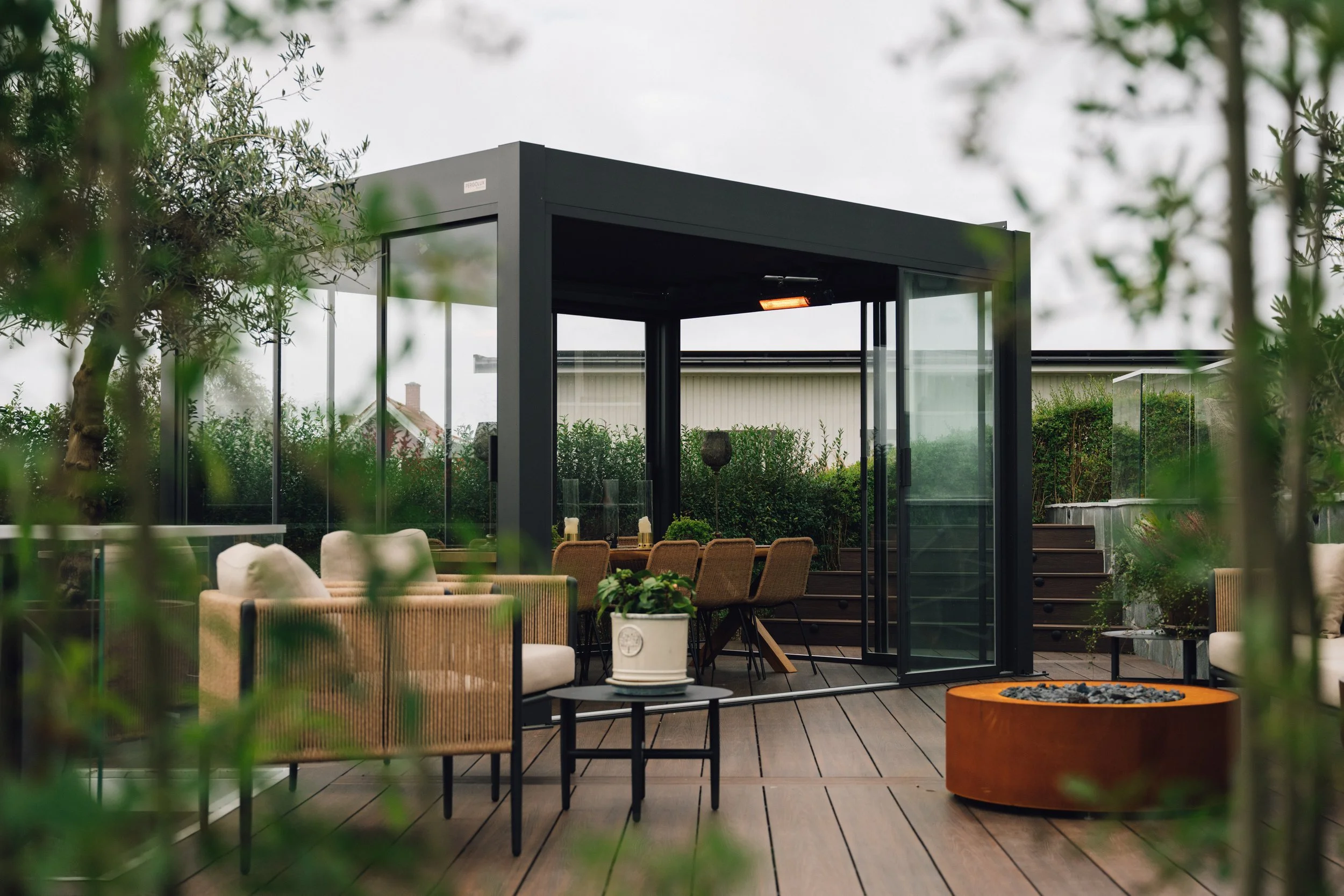 The PERGOLUX Series 4: Premium Simplicity for Your Tampa Bay Backyard