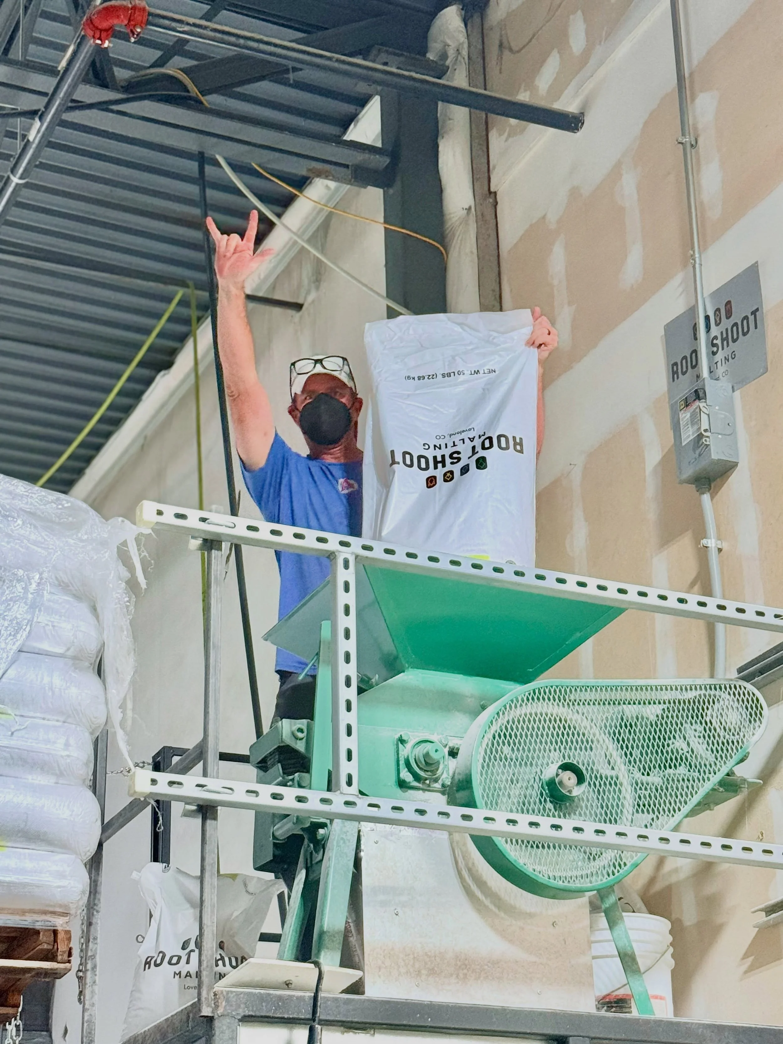 Andy doesn&rsquo;t always mill in, but when he does, it&rsquo;s with @rootshootmalting.  Plus he&rsquo;s (our) Most Interesting Man in the World, and he prefers Cerveza Del Mar over Dos Equis&hellip;.because it&rsquo;s better 🍻 

The cold beers flow