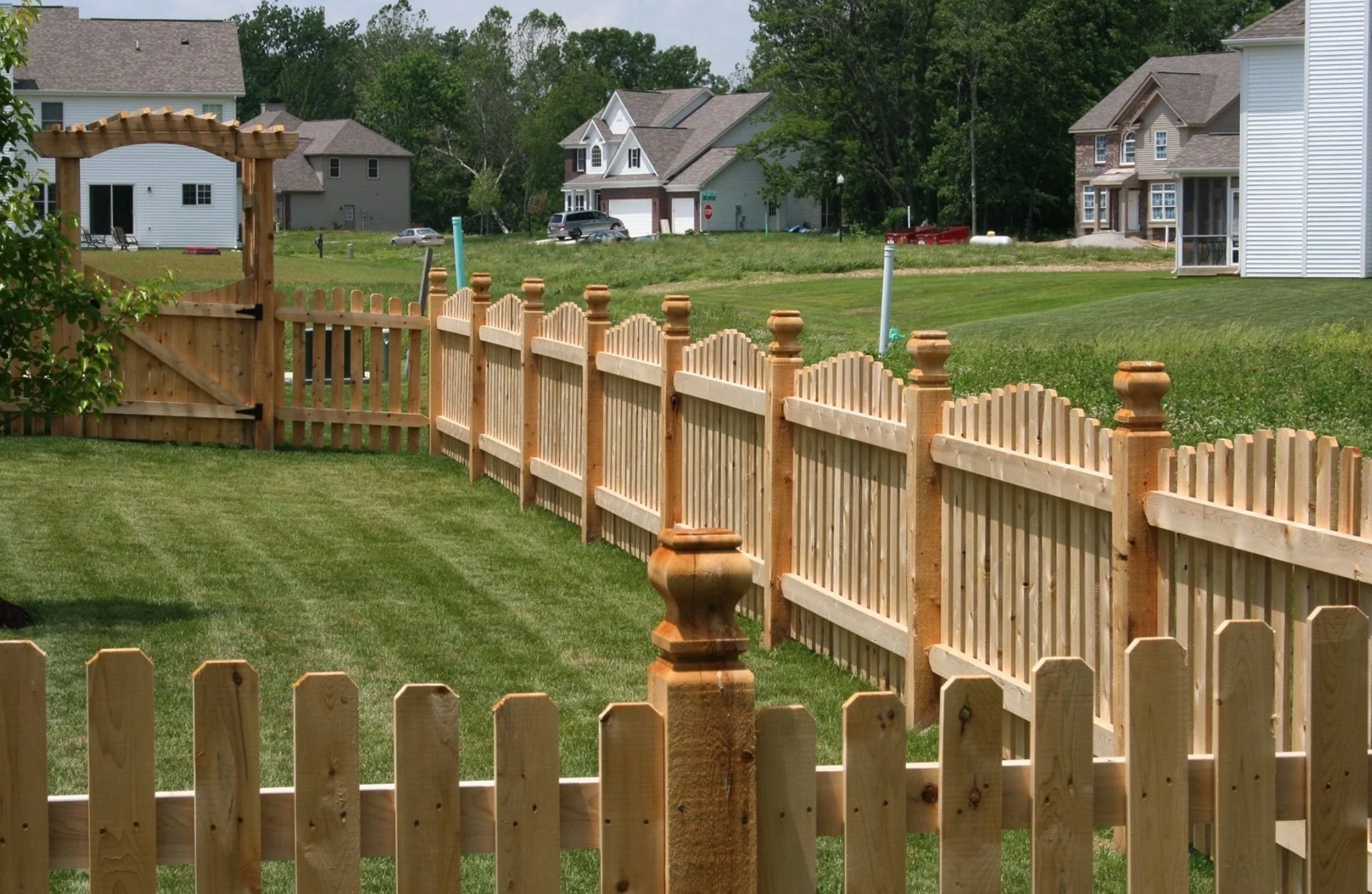 4'-Picket-DE Arch-Cedar-221.jpg