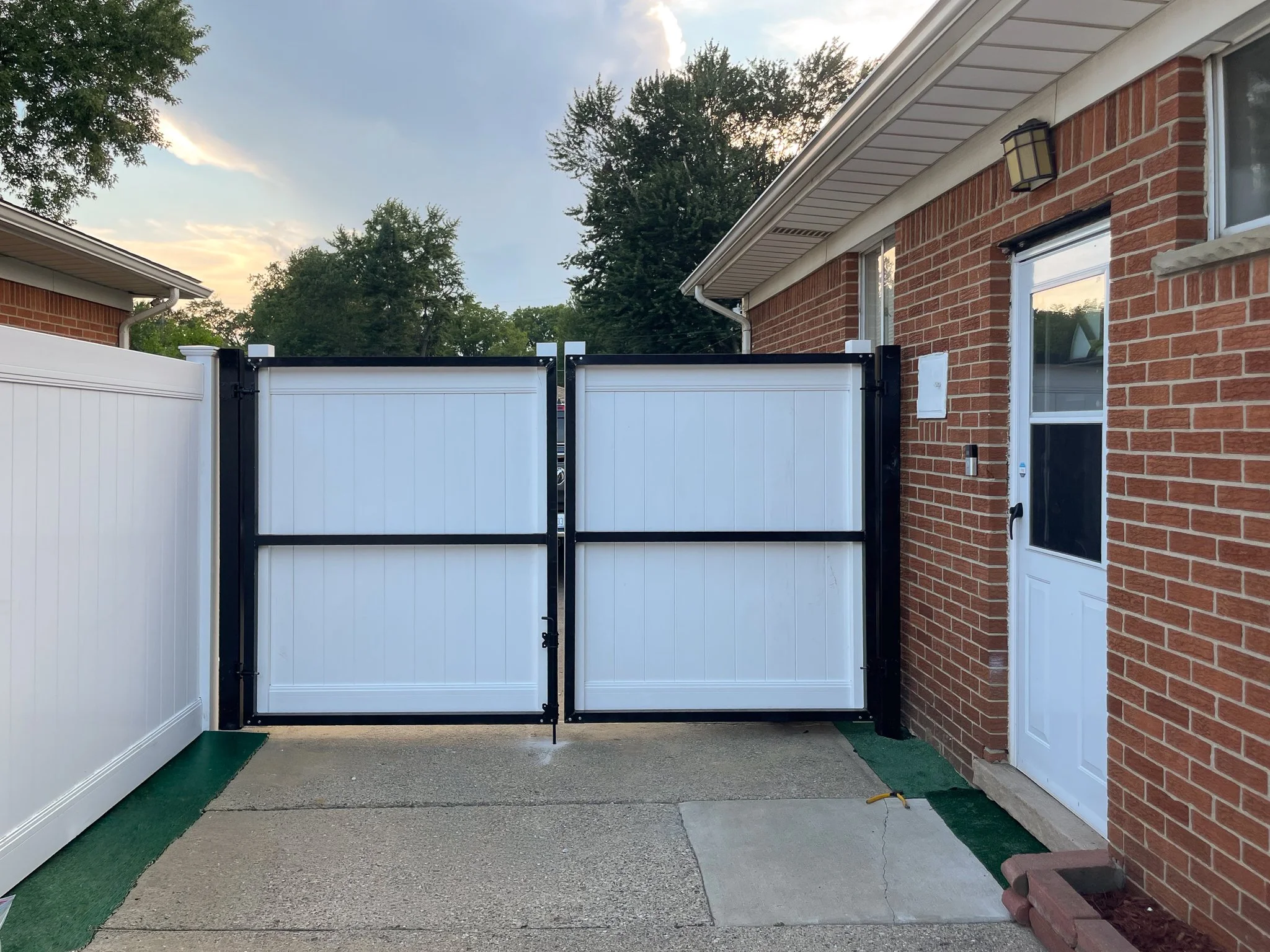 6' Custom Gate-Privacy-Traditional-Vinyl-195.jpg