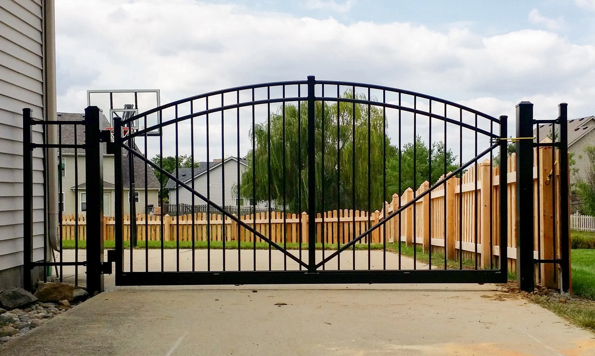 Custom Gate-Closed-Straight-Aluminum-128.jpg