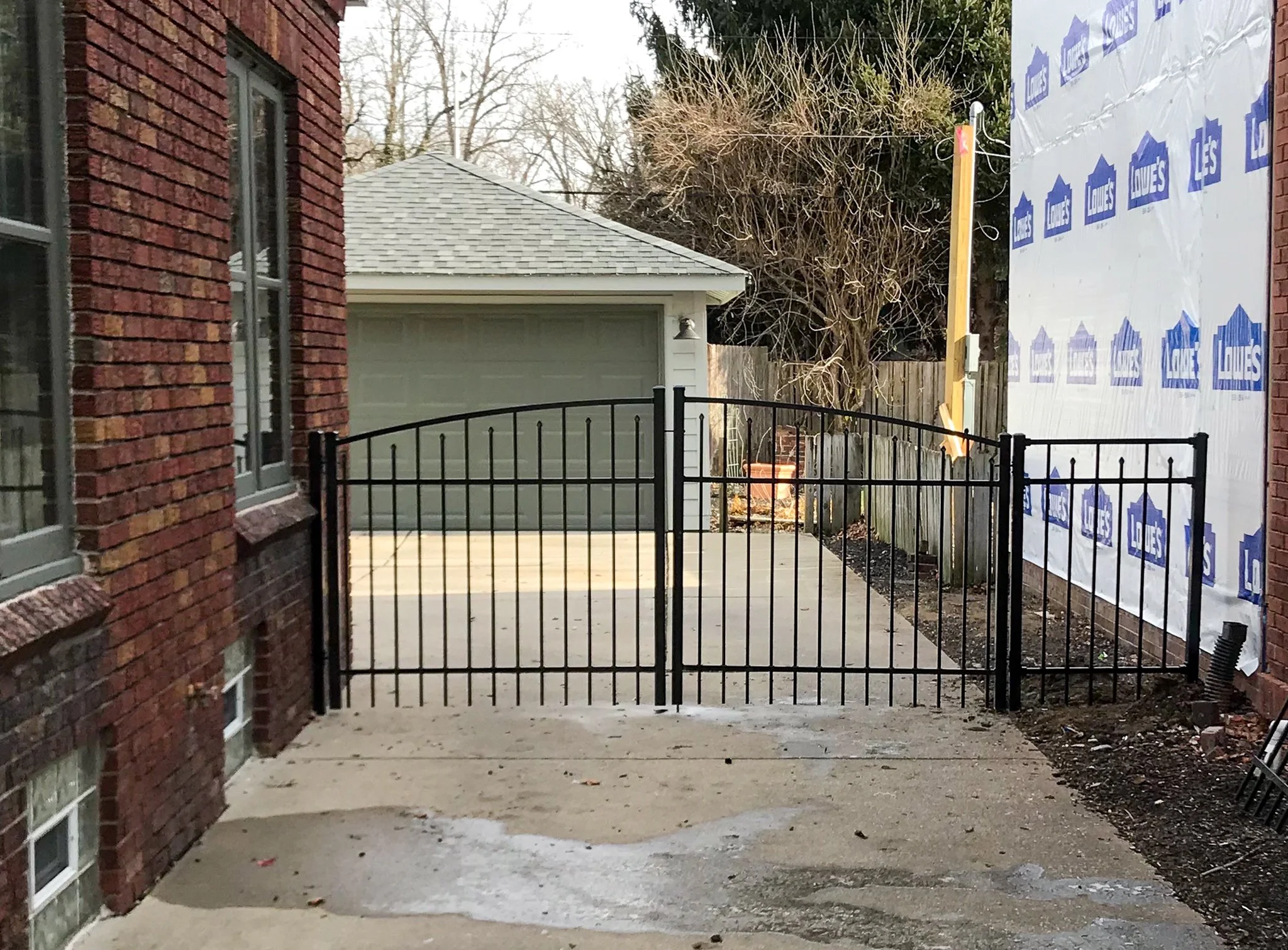 4' Custom Gates-Closed-Alternating-Aluminum-112.jpg