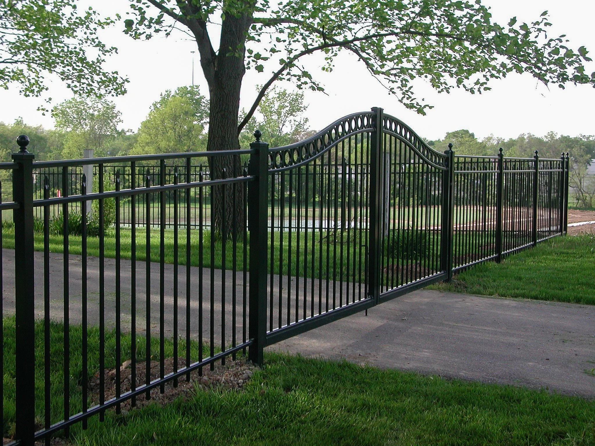 5' Custom Gate-Closed-Alternating-Aluminum-101.jpg
