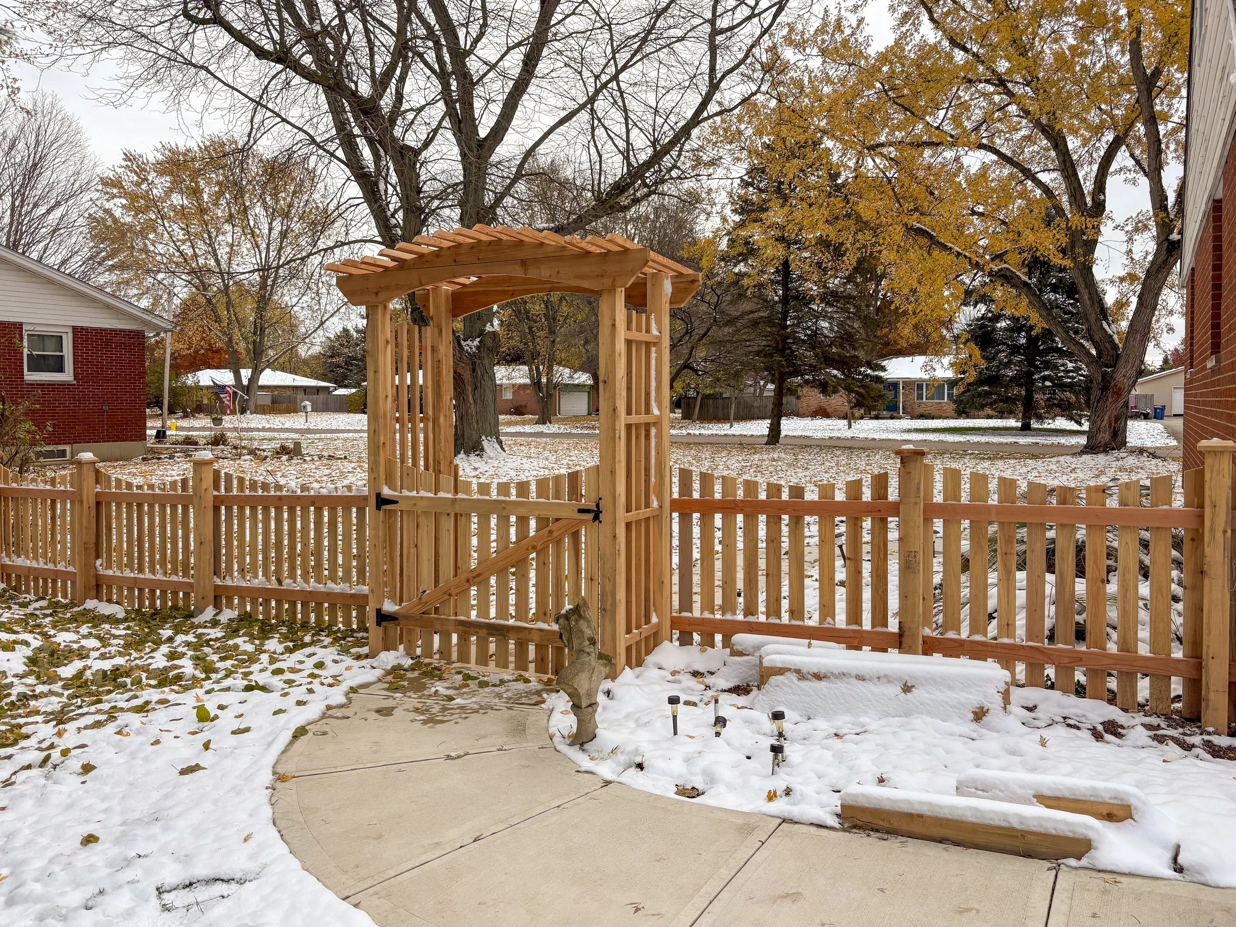 4'-Picket-Cut Scallop-Cedar-325.jpg